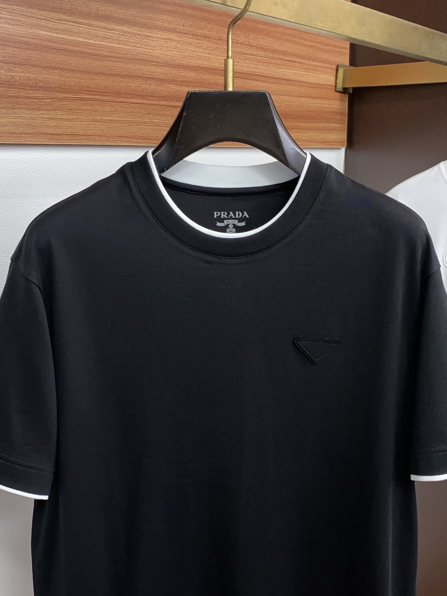 普拉达 26ss春夏新款顶级短袖 专柜同步高端主线系列，高品控老钱们的挚爱 经典调性的短袖，延续一贯地低