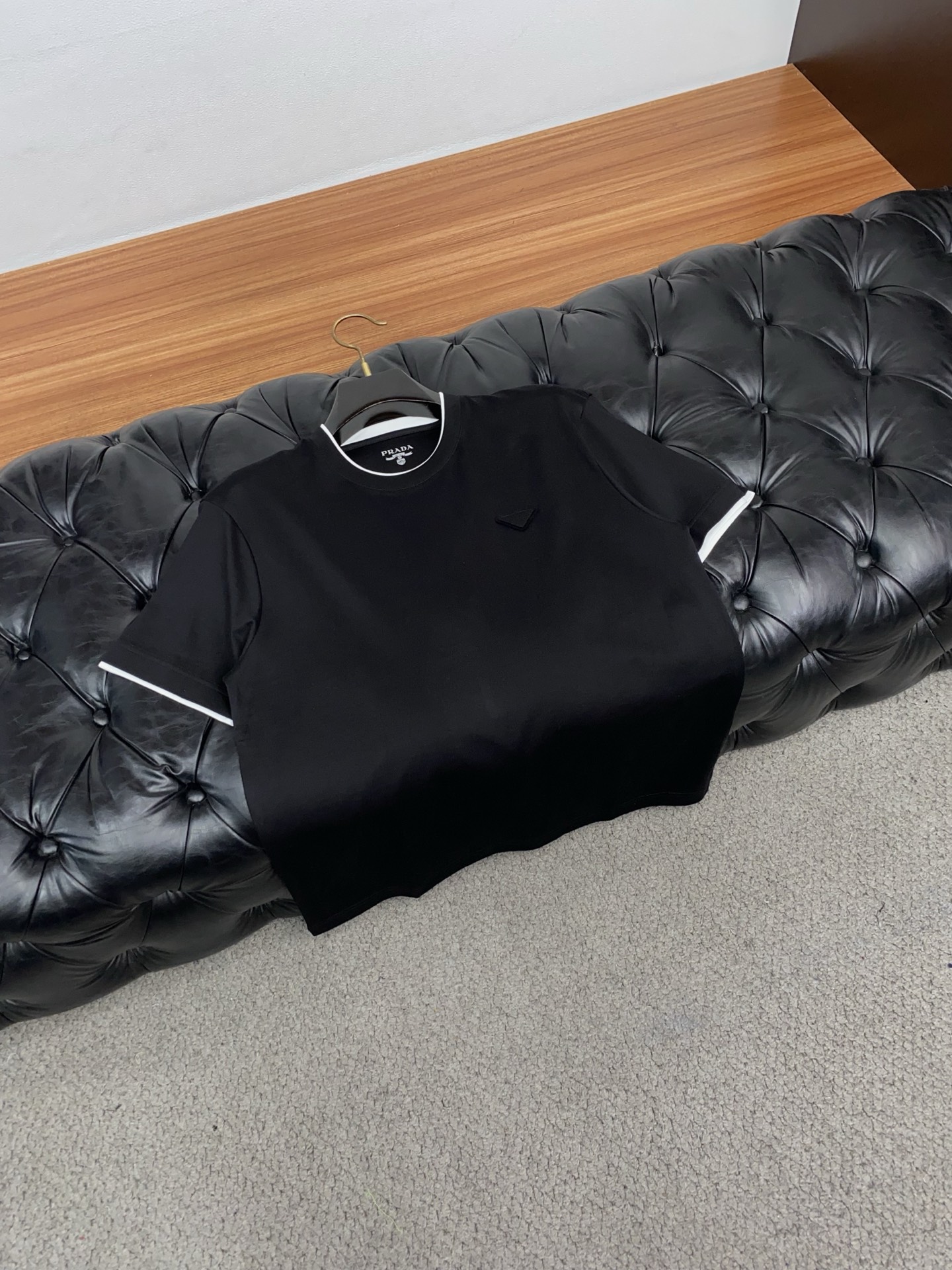 普拉达 26ss春夏新款顶级短袖 专柜同步高端主线系列，高品控老钱们的挚爱 经典调性的短袖，延续一贯地低