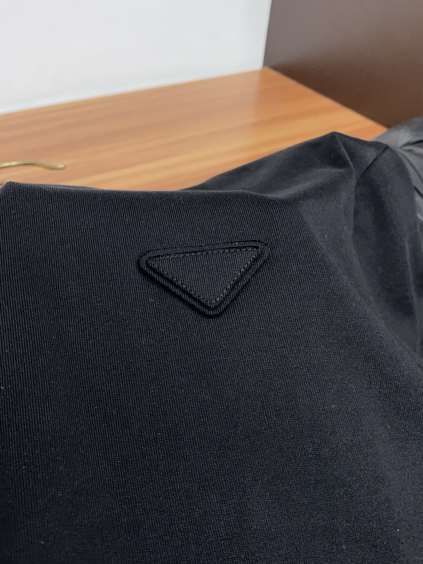 普拉达 26ss春夏新款顶级短袖 专柜同步高端主线系列，高品控老钱们的挚爱 经典调性的短袖，延续一贯地低