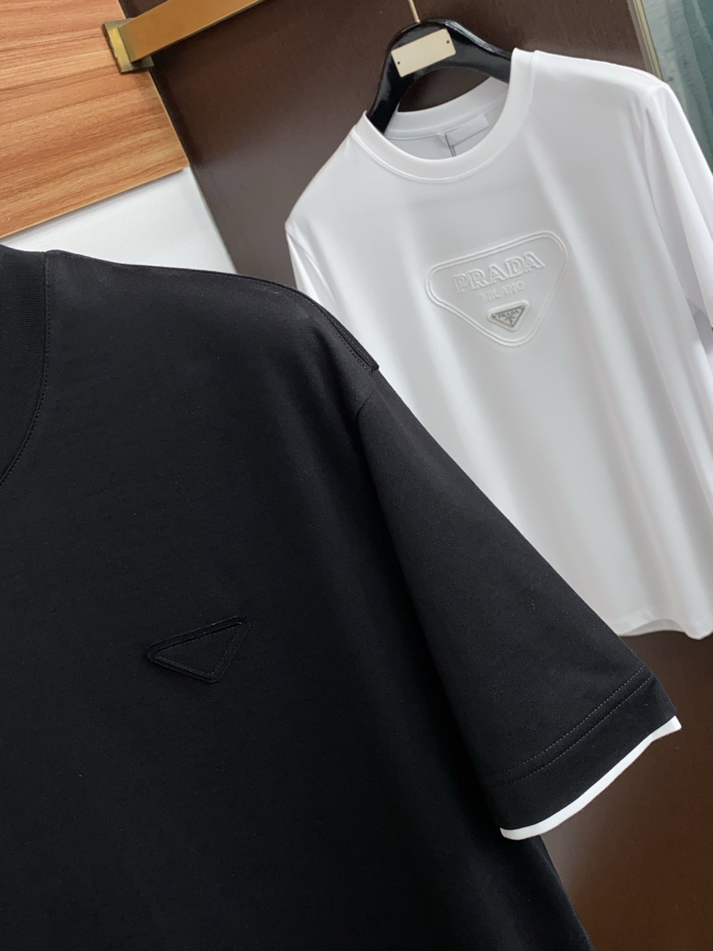 普拉达 26ss春夏新款顶级短袖 专柜同步高端主线系列，高品控老钱们的挚爱 经典调性的短袖，延续一贯地低