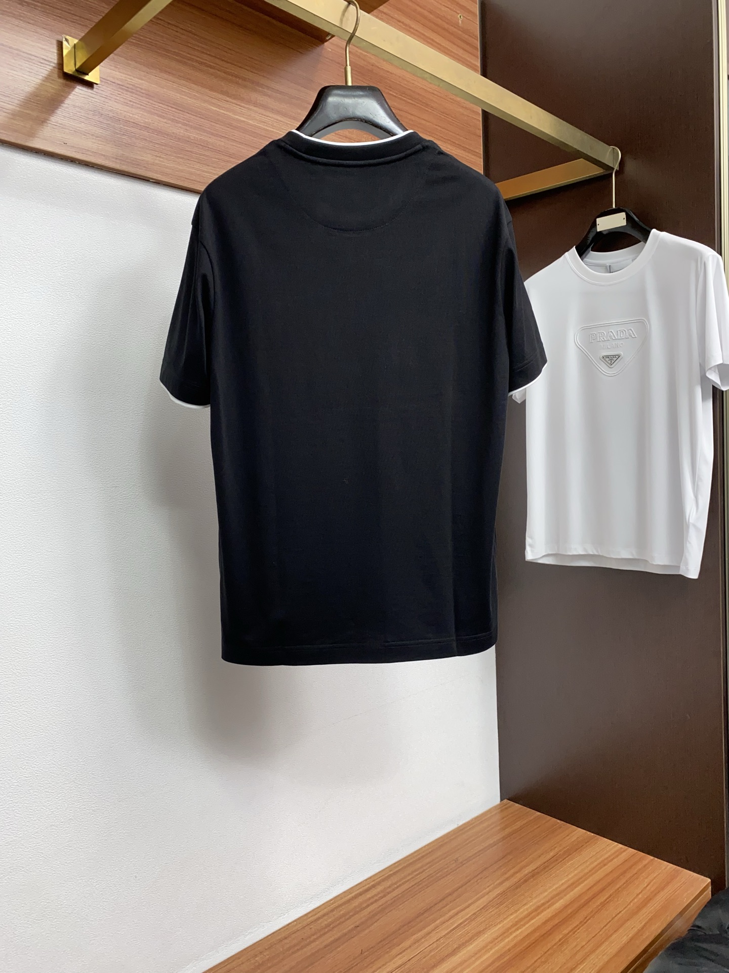 普拉达 26ss春夏新款顶级短袖 专柜同步高端主线系列，高品控老钱们的挚爱 经典调性的短袖，延续一贯地低