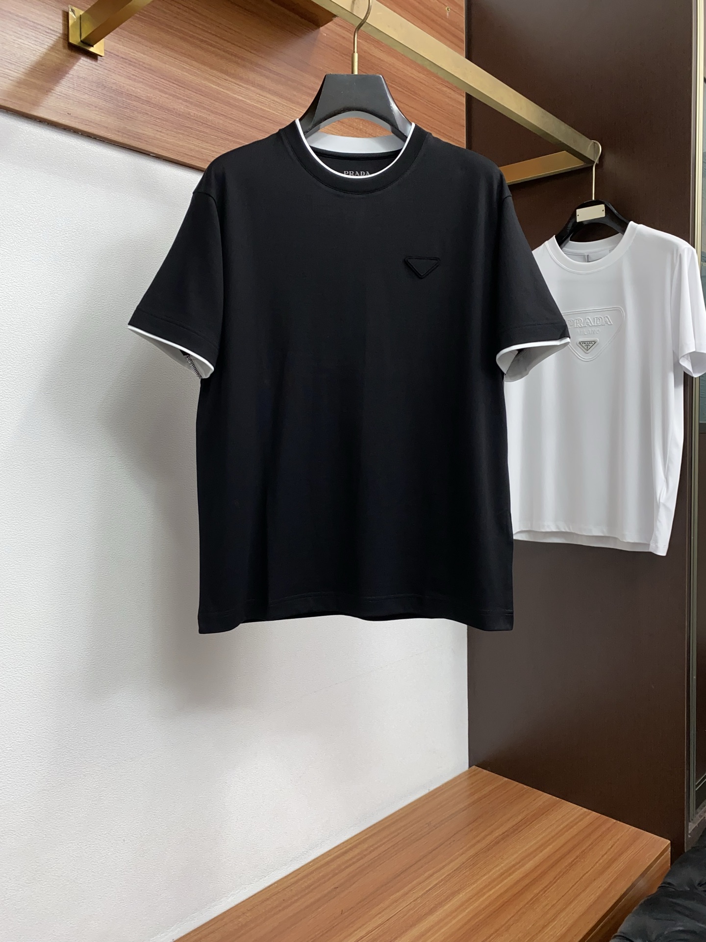 普拉达 26ss春夏新款顶级短袖 专柜同步高端主线系列，高品控老钱们的挚爱 经典调性的短袖，延续一贯地低