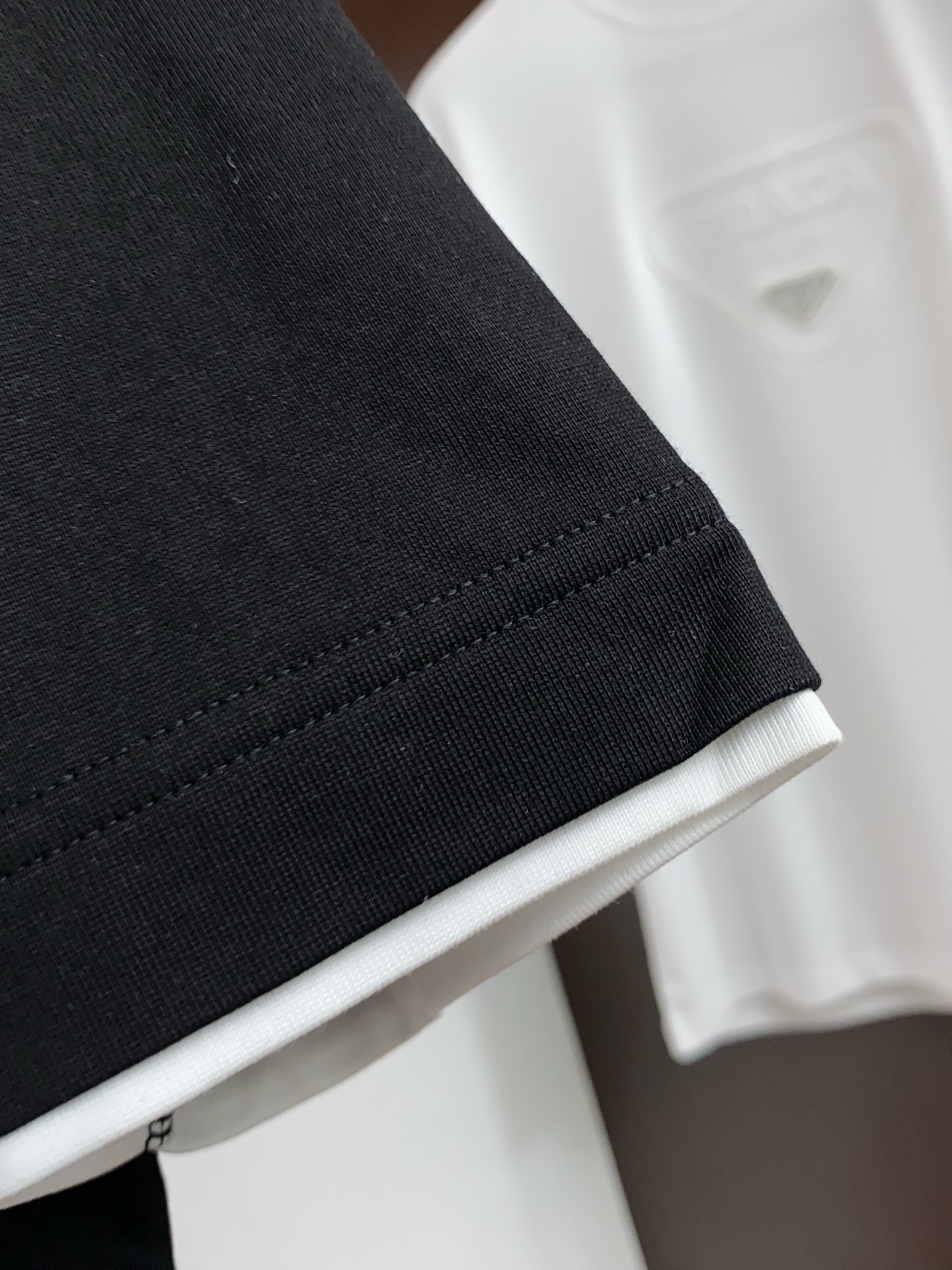 普拉达 26ss春夏新款顶级短袖 专柜同步高端主线系列，高品控老钱们的挚爱 经典调性的短袖，延续一贯地低