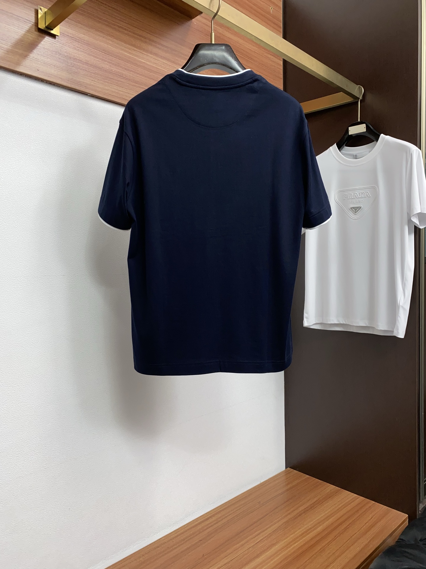 普拉达 26ss春夏新款顶级短袖 专柜同步高端主线系列，高品控老钱们的挚爱 经典调性的短袖，延续一贯地低