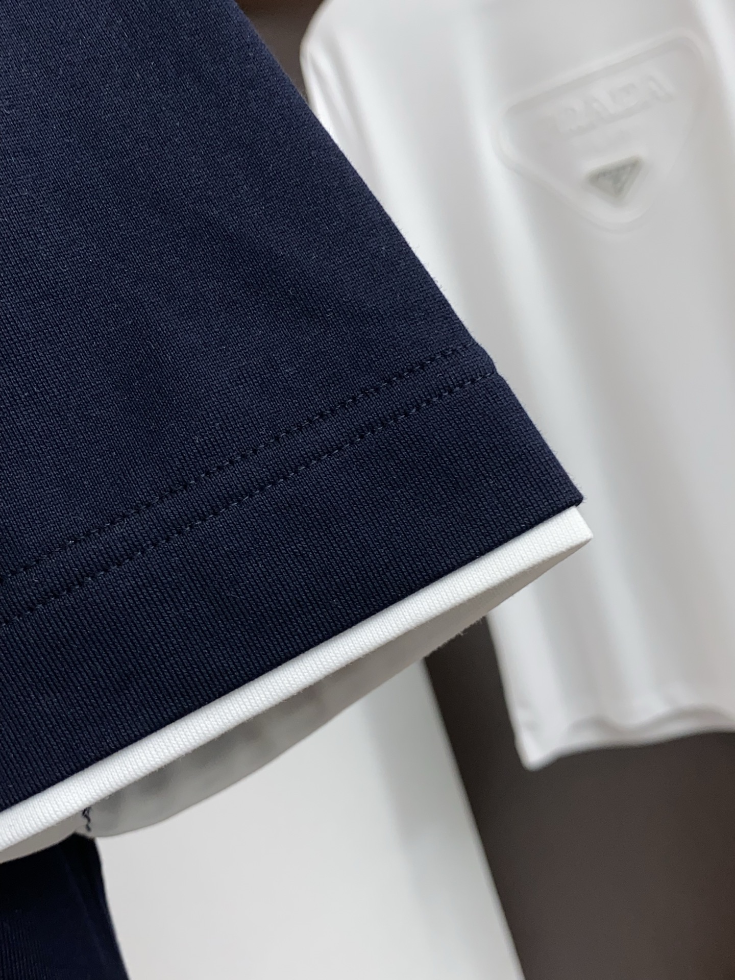 普拉达 26ss春夏新款顶级短袖 专柜同步高端主线系列，高品控老钱们的挚爱 经典调性的短袖，延续一贯地低