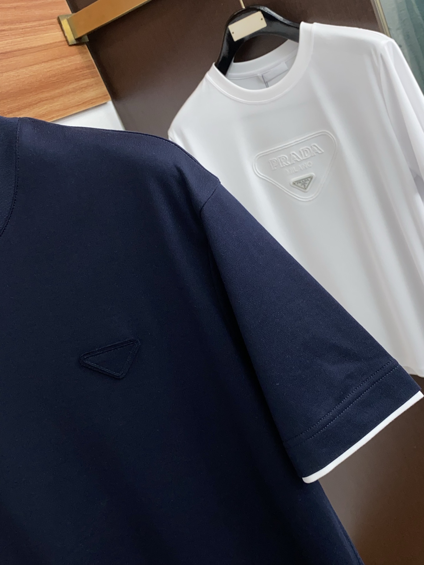 普拉达 26ss春夏新款顶级短袖 专柜同步高端主线系列，高品控老钱们的挚爱 经典调性的短袖，延续一贯地低