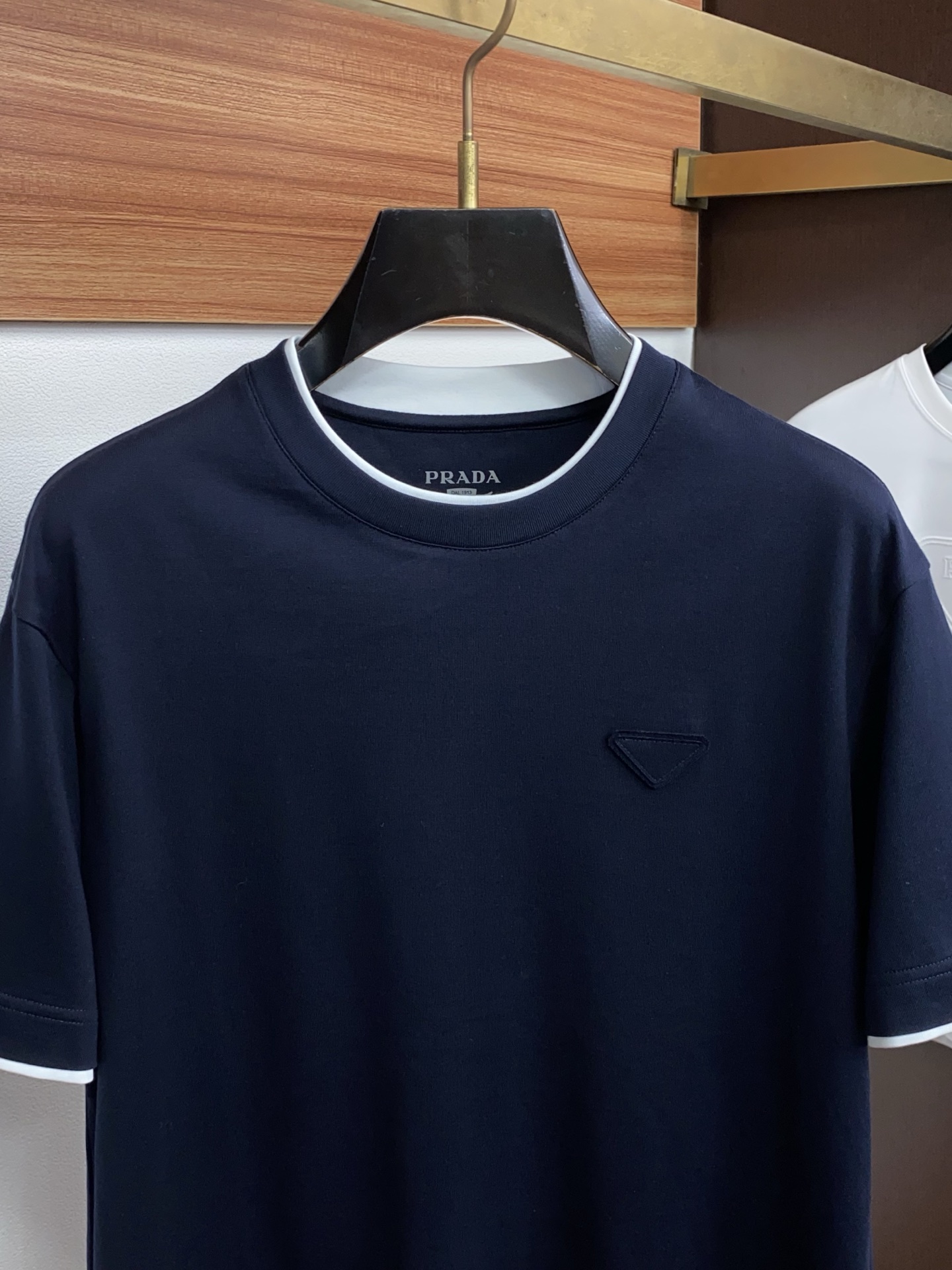 普拉达 26ss春夏新款顶级短袖 专柜同步高端主线系列，高品控老钱们的挚爱 经典调性的短袖，延续一贯地低