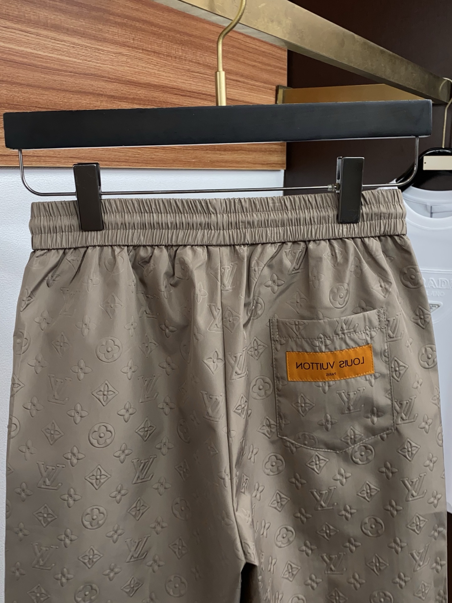 1v路易威登 春夏新款休闲短裤 品牌经典系列面料 速干原版设计 舒适度极好，手触感强烈。原版品牌logo