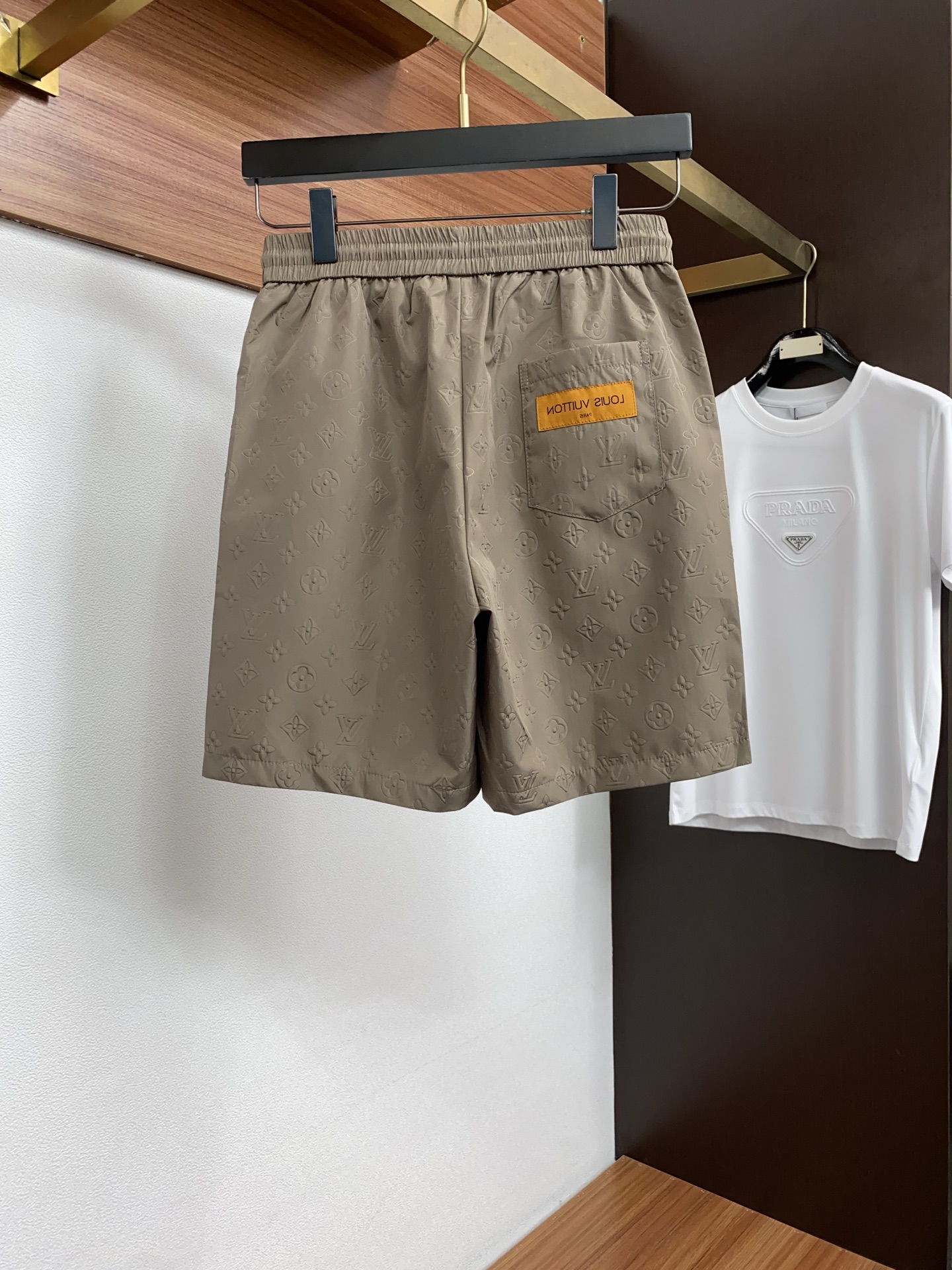 1v路易威登 春夏新款休闲短裤 品牌经典系列面料 速干原版设计 舒适度极好，手触感强烈。原版品牌logo