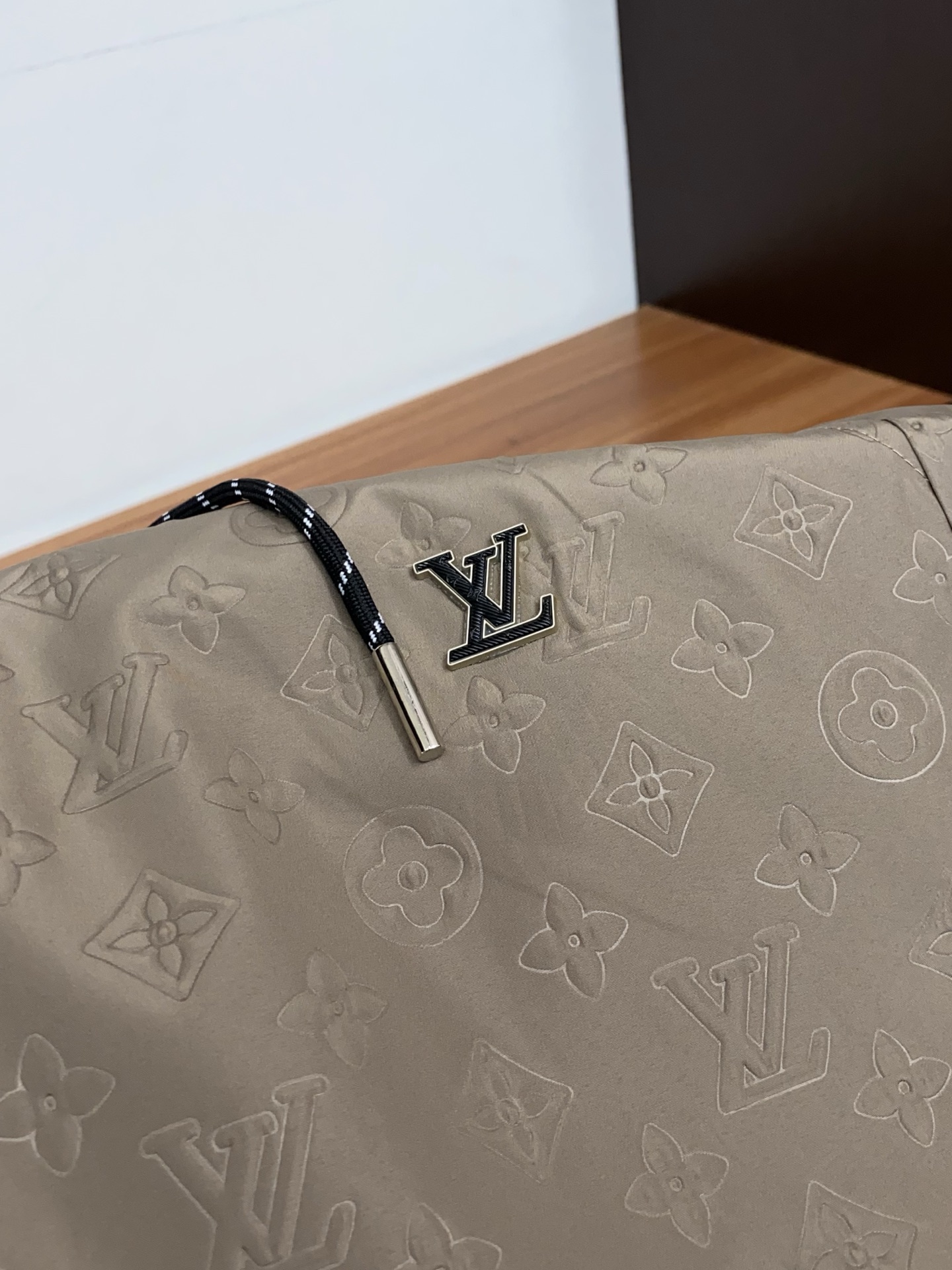 1v路易威登 春夏新款休闲短裤 品牌经典系列面料 速干原版设计 舒适度极好，手触感强烈。原版品牌logo