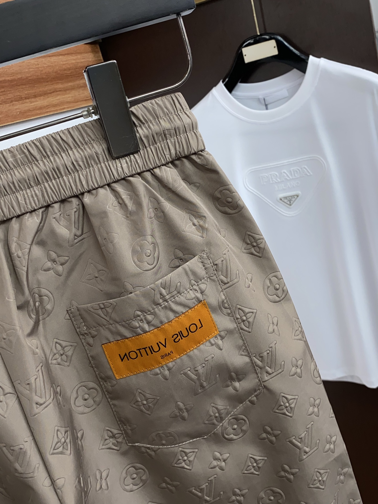 1v路易威登 春夏新款休闲短裤 品牌经典系列面料 速干原版设计 舒适度极好，手触感强烈。原版品牌logo