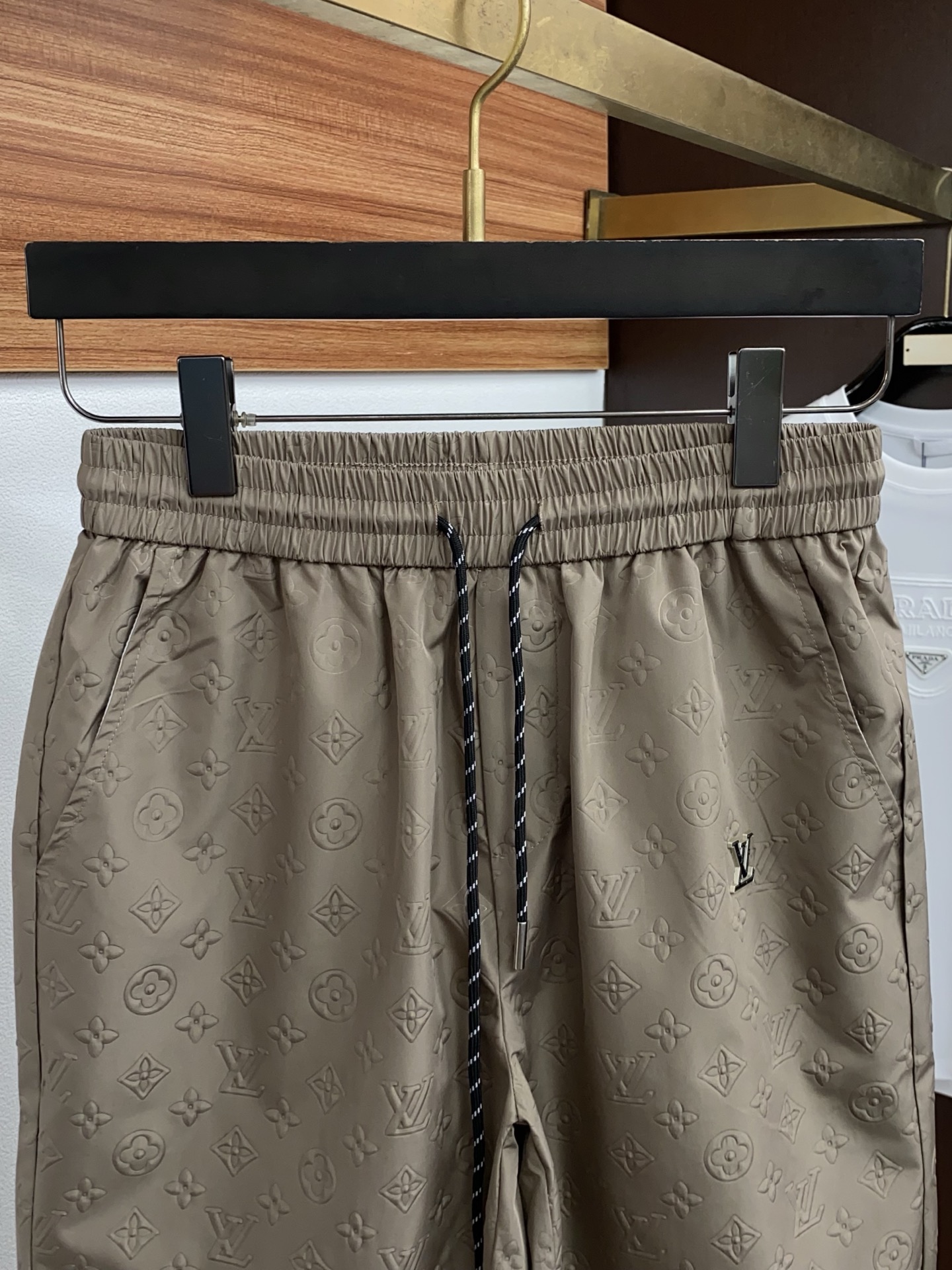 1v路易威登 春夏新款休闲短裤 品牌经典系列面料 速干原版设计 舒适度极好，手触感强烈。原版品牌logo