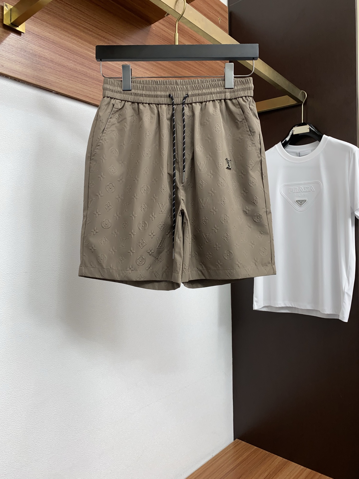 1v路易威登 春夏新款休闲短裤 品牌经典系列面料 速干原版设计 舒适度极好，手触感强烈。原版品牌logo