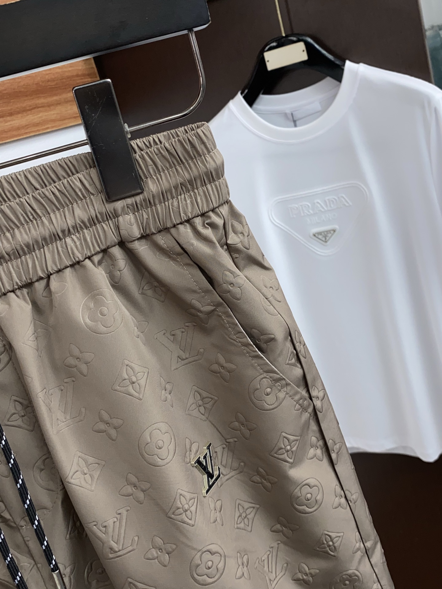 1v路易威登 春夏新款休闲短裤 品牌经典系列面料 速干原版设计 舒适度极好，手触感强烈。原版品牌logo