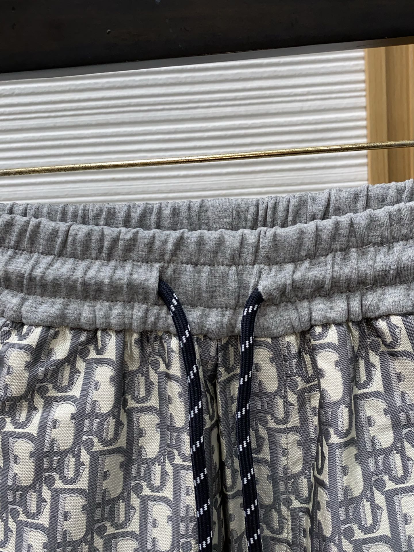 迪奥 春夏新款休闲短裤 品牌经典系列面料 拼接设计 舒适度极好，手触感强烈。原版品牌logo 辨识度极高