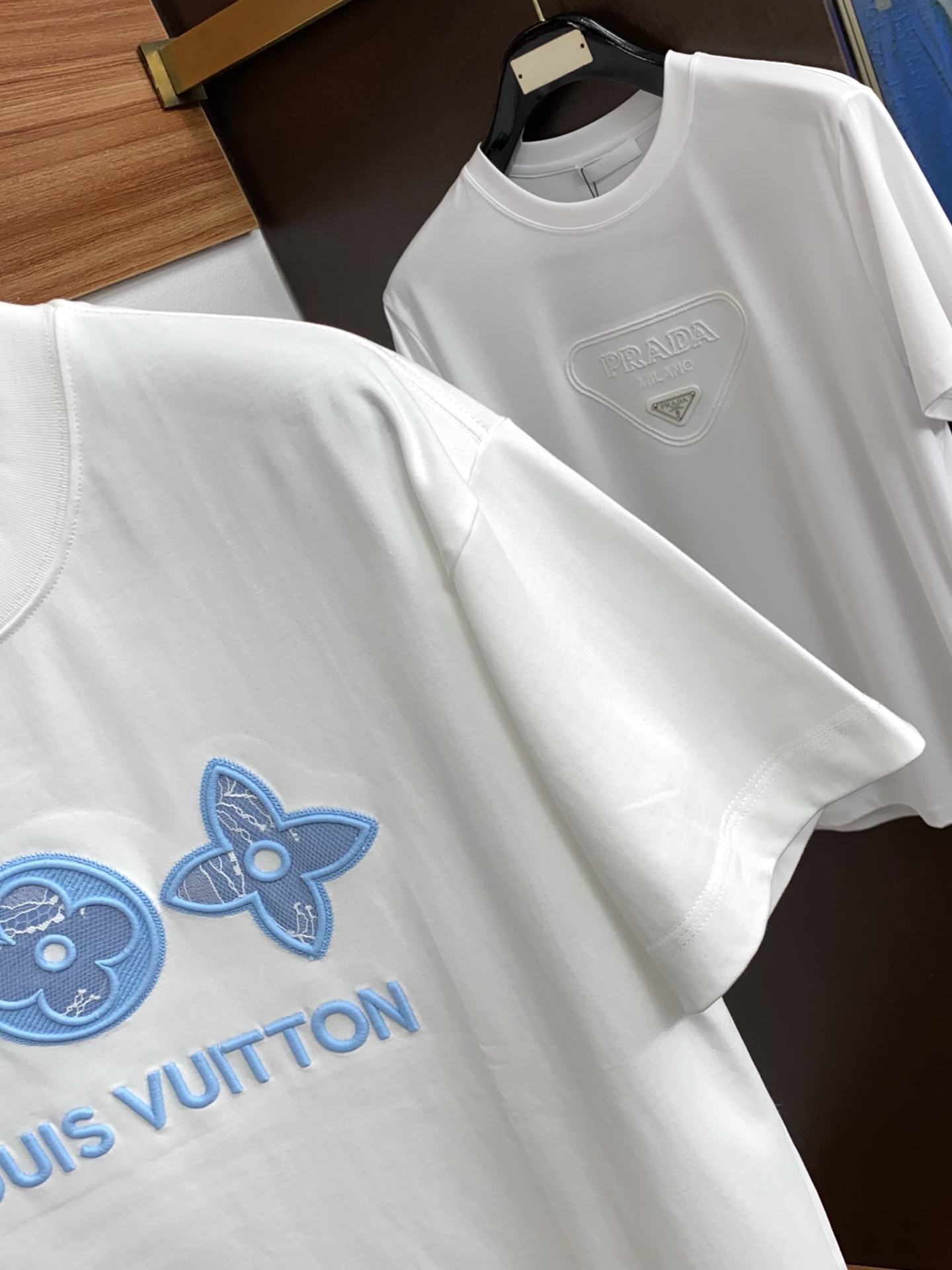 1v 路易威登 2026新款AW新品，时尚微阔短袖 专柜同步有售，定制长绒棉面料，工艺极度复杂，视觉相当