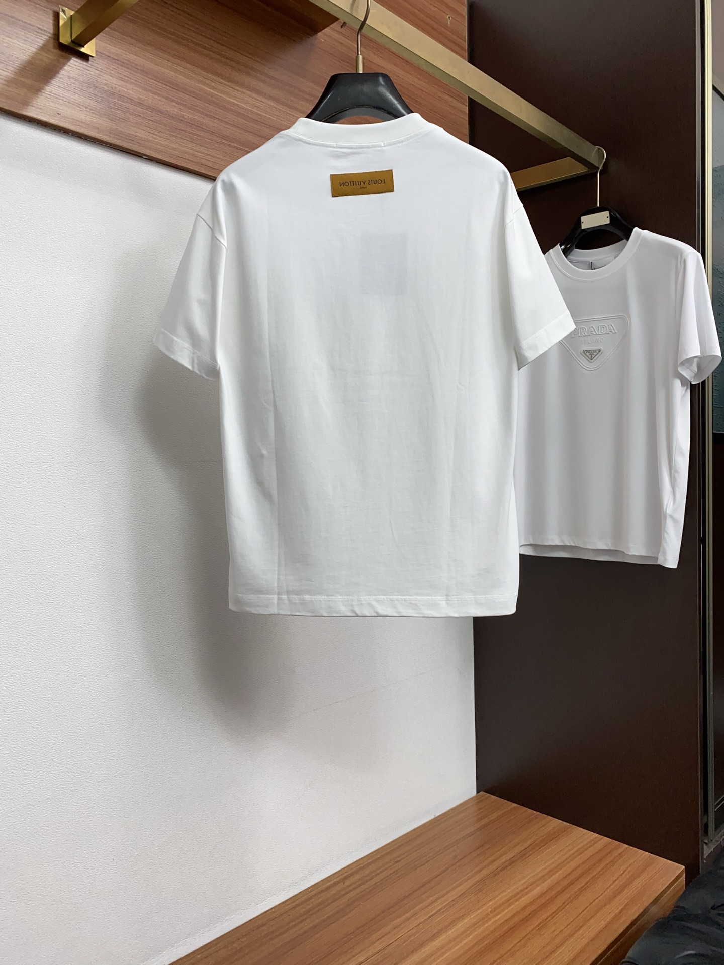 1v 路易威登 2026新款AW新品，时尚微阔短袖 专柜同步有售，定制长绒棉面料，工艺极度复杂，视觉相当