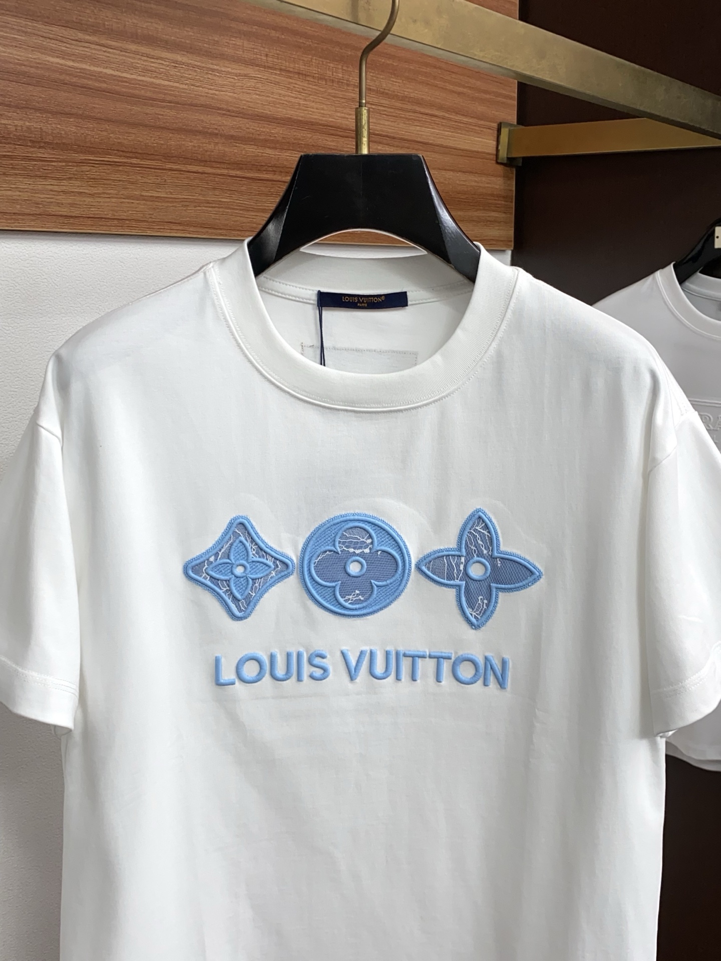 1v 路易威登 2026新款AW新品，时尚微阔短袖 专柜同步有售，定制长绒棉面料，工艺极度复杂，视觉相当