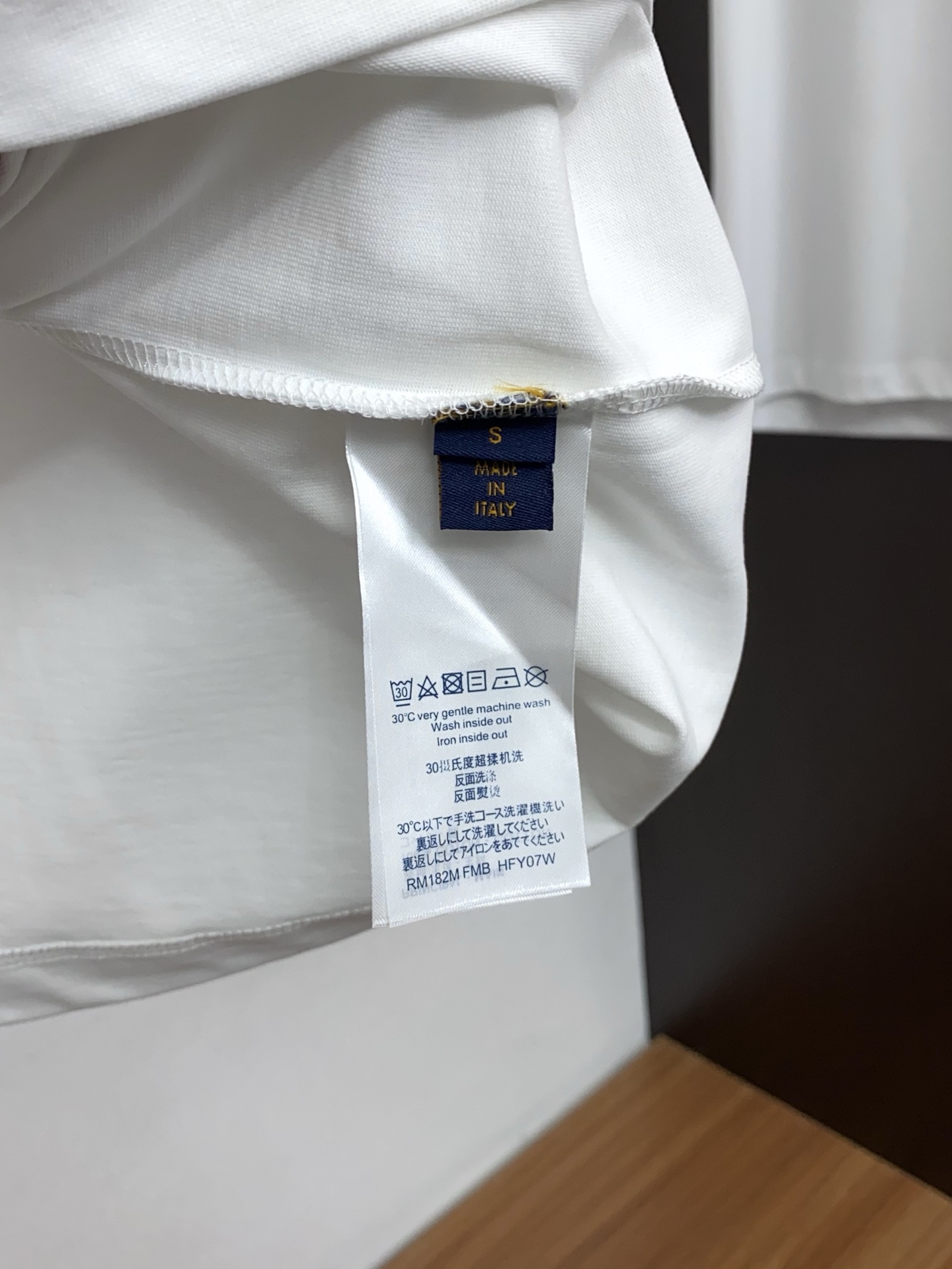 1v 路易威登 2026新款AW新品，时尚微阔短袖 专柜同步有售，定制长绒棉面料，工艺极度复杂，视觉相当