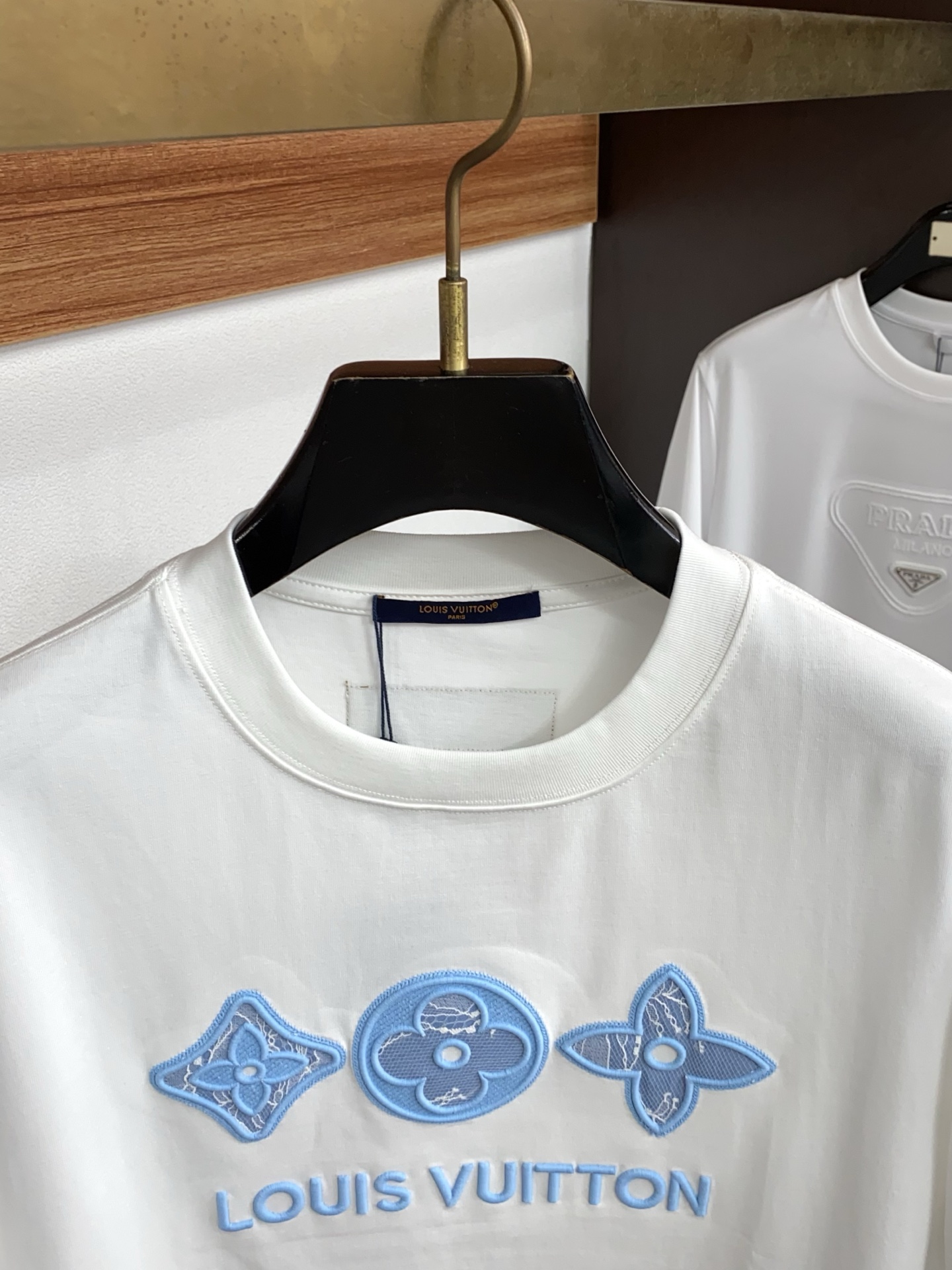 1v 路易威登 2026新款AW新品，时尚微阔短袖 专柜同步有售，定制长绒棉面料，工艺极度复杂，视觉相当