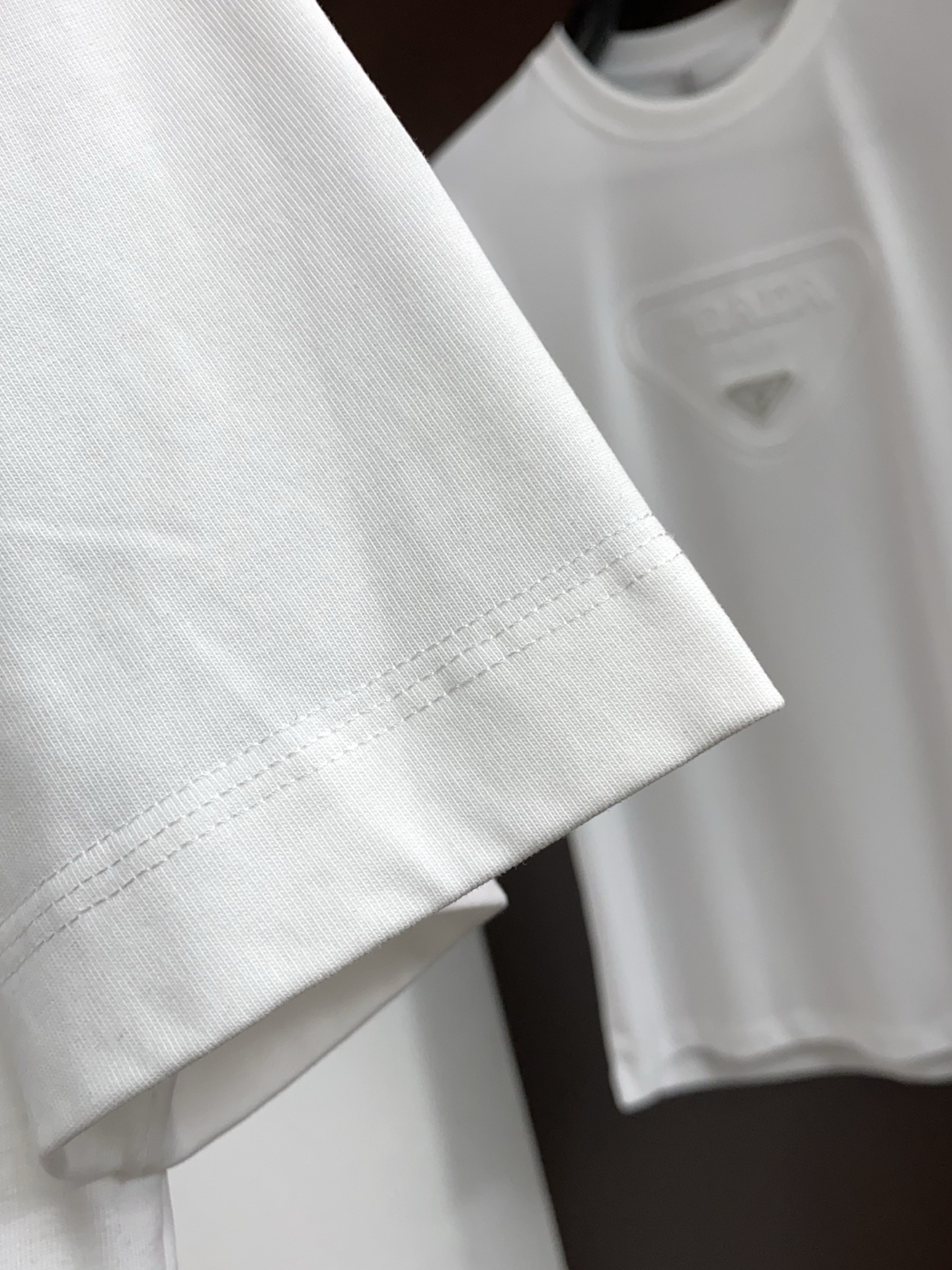 1v 路易威登 2026新款AW新品，时尚微阔短袖 专柜同步有售，定制长绒棉面料，工艺极度复杂，视觉相当