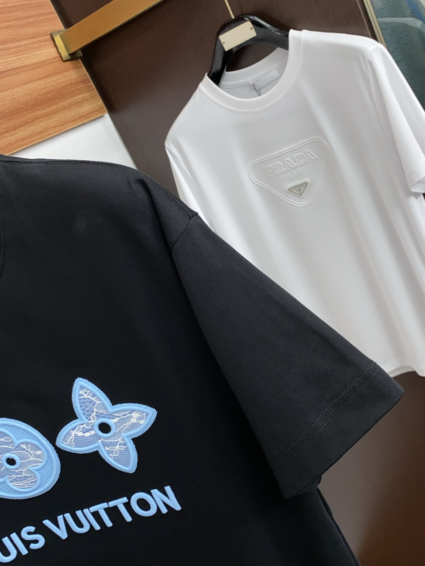 1v 路易威登 2026新款AW新品，时尚微阔短袖 专柜同步有售，定制长绒棉面料，工艺极度复杂，视觉相当