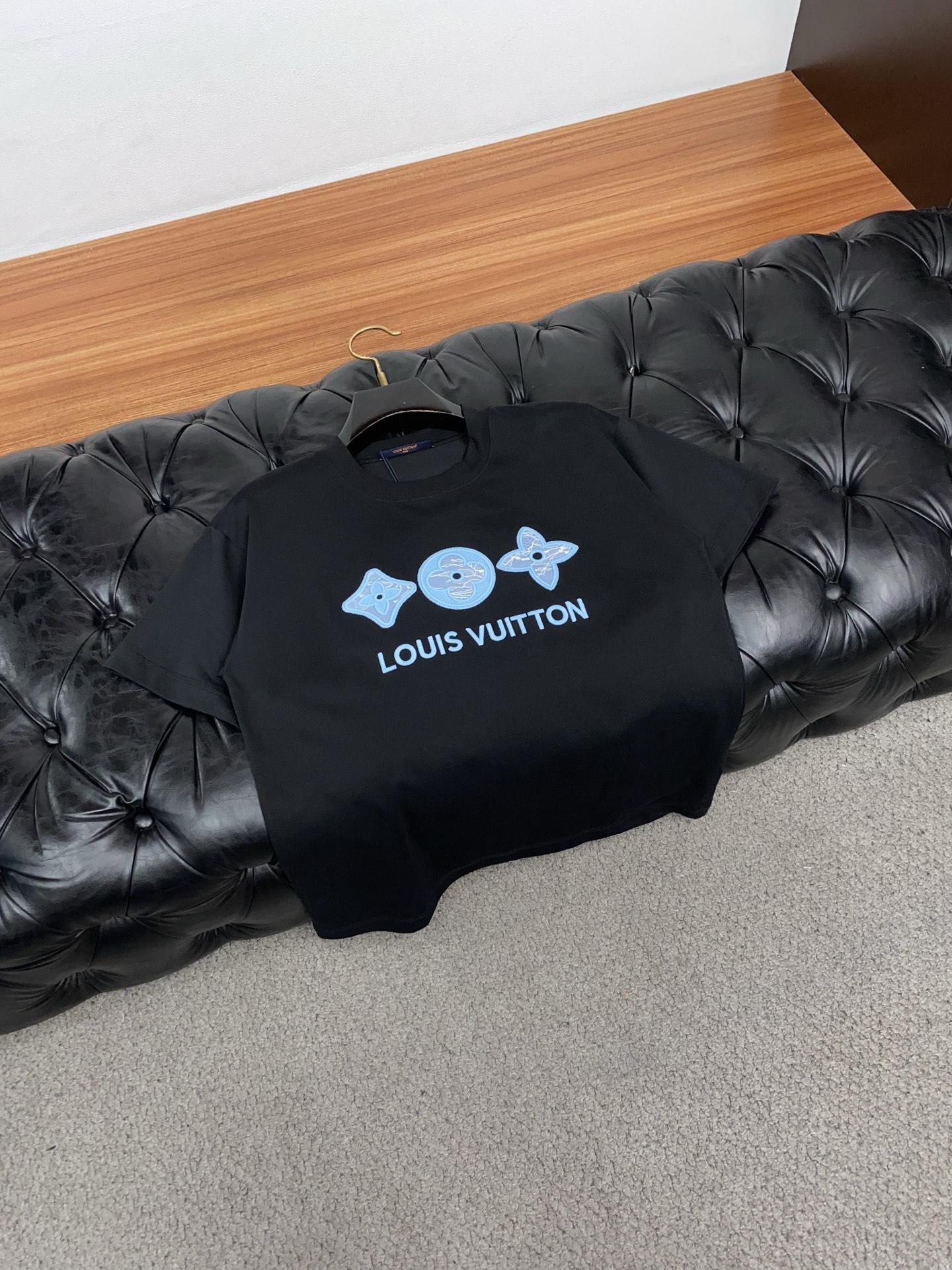 1v 路易威登 2026新款AW新品，时尚微阔短袖 专柜同步有售，定制长绒棉面料，工艺极度复杂，视觉相当