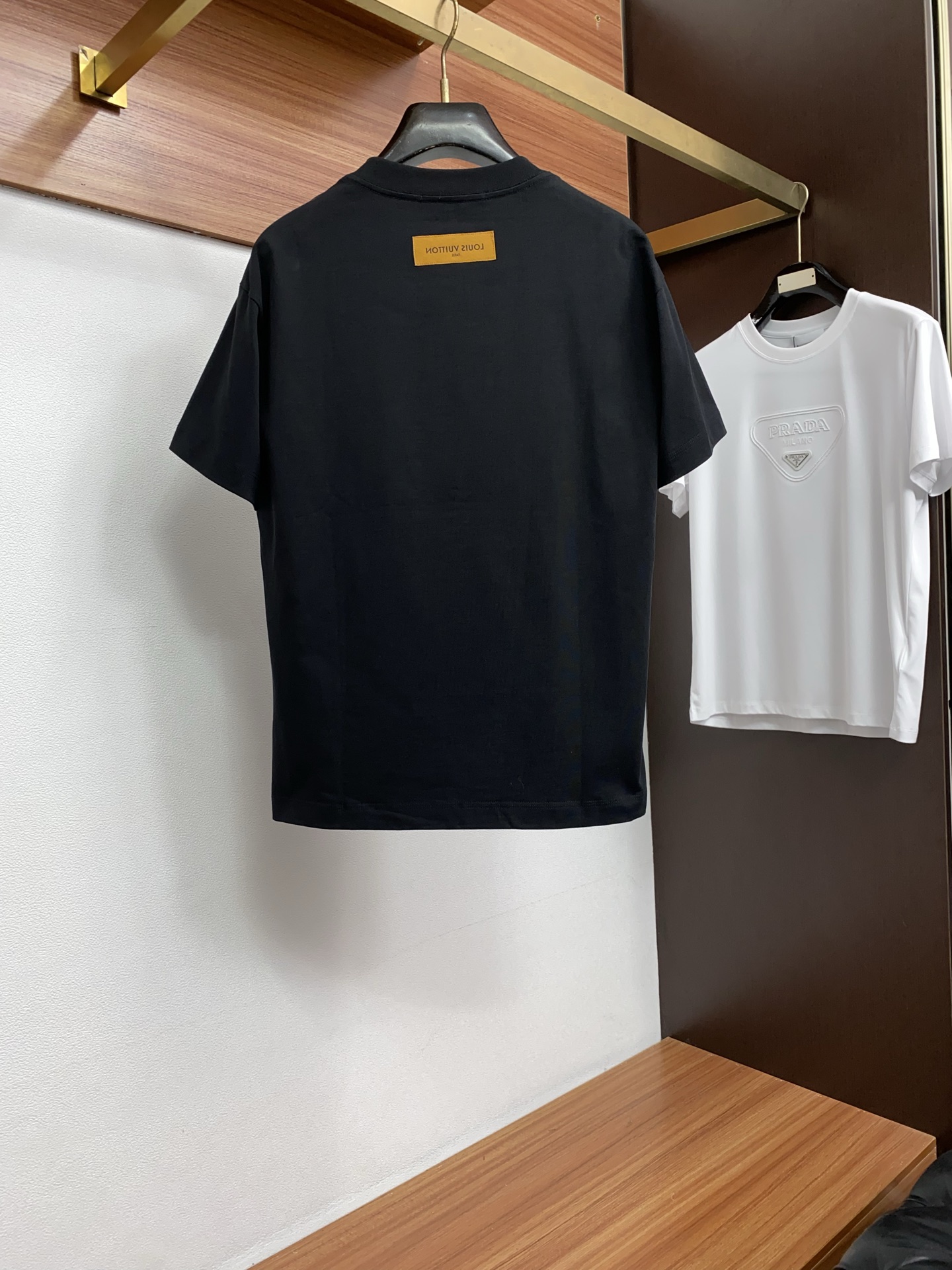 1v 路易威登 2026新款AW新品，时尚微阔短袖 专柜同步有售，定制长绒棉面料，工艺极度复杂，视觉相当