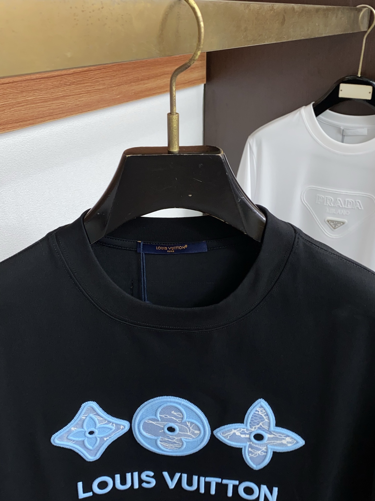 1v 路易威登 2026新款AW新品，时尚微阔短袖 专柜同步有售，定制长绒棉面料，工艺极度复杂，视觉相当