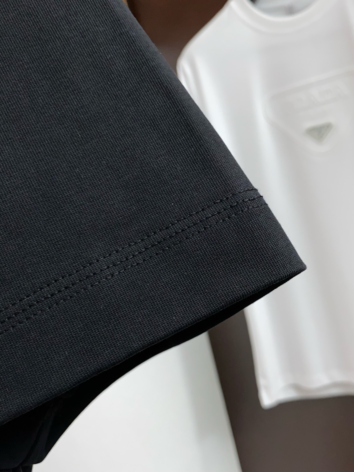 1v 路易威登 2026新款AW新品，时尚微阔短袖 专柜同步有售，定制长绒棉面料，工艺极度复杂，视觉相当