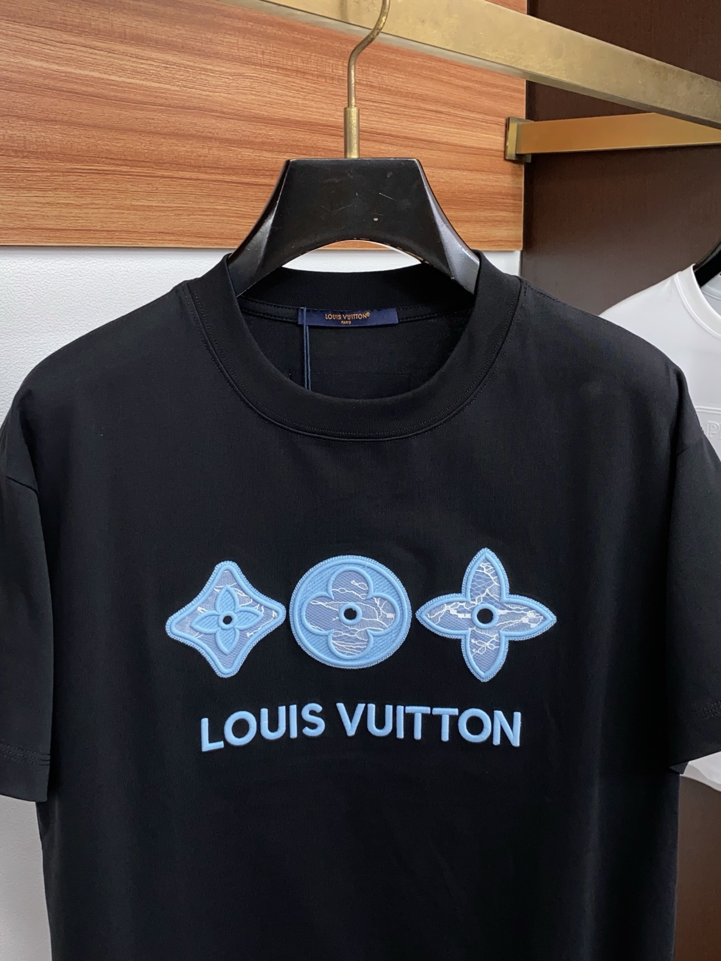 1v 路易威登 2026新款AW新品，时尚微阔短袖 专柜同步有售，定制长绒棉面料，工艺极度复杂，视觉相当