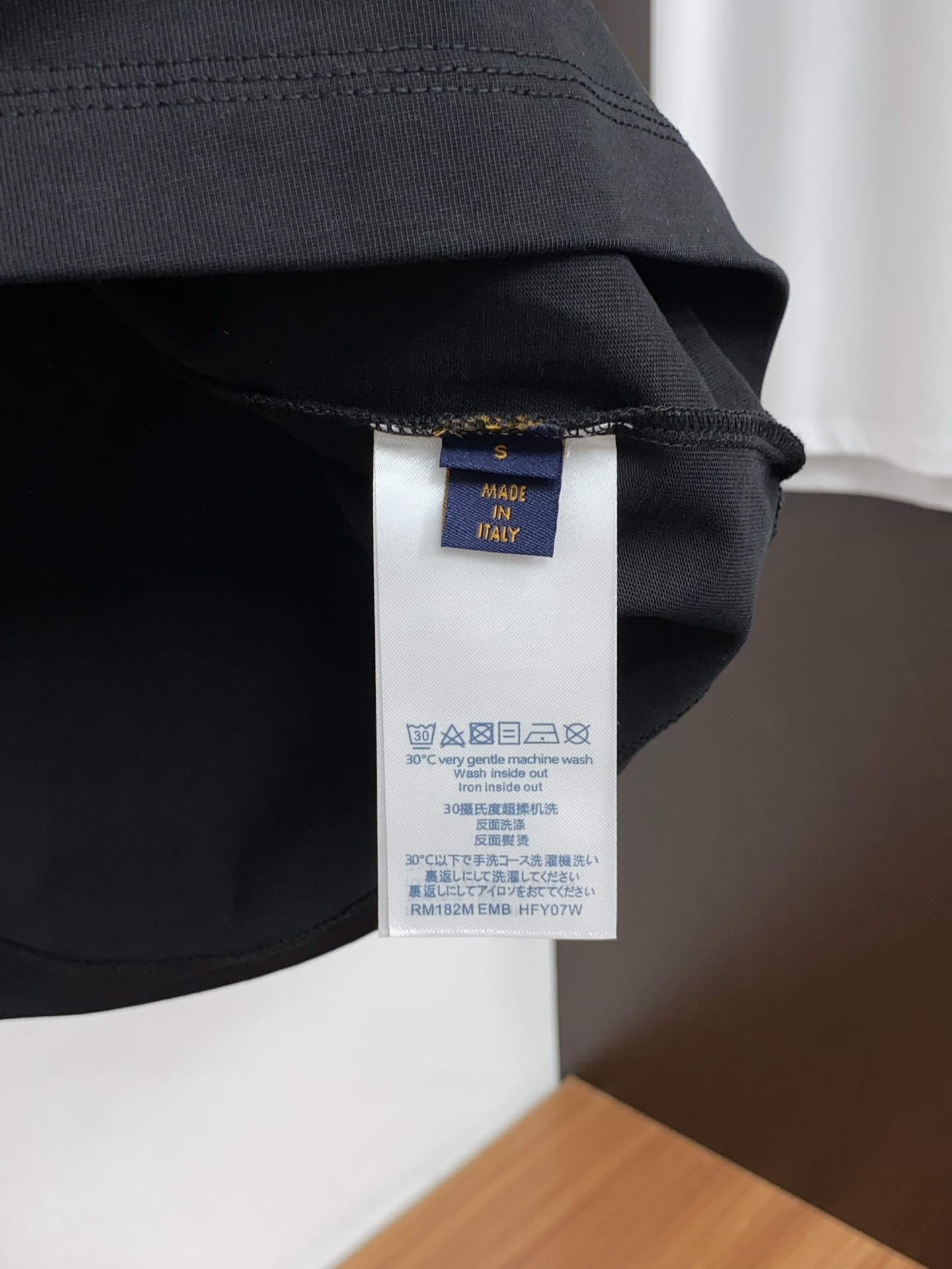 1v 路易威登 2026新款AW新品，时尚微阔短袖 专柜同步有售，定制长绒棉面料，工艺极度复杂，视觉相当