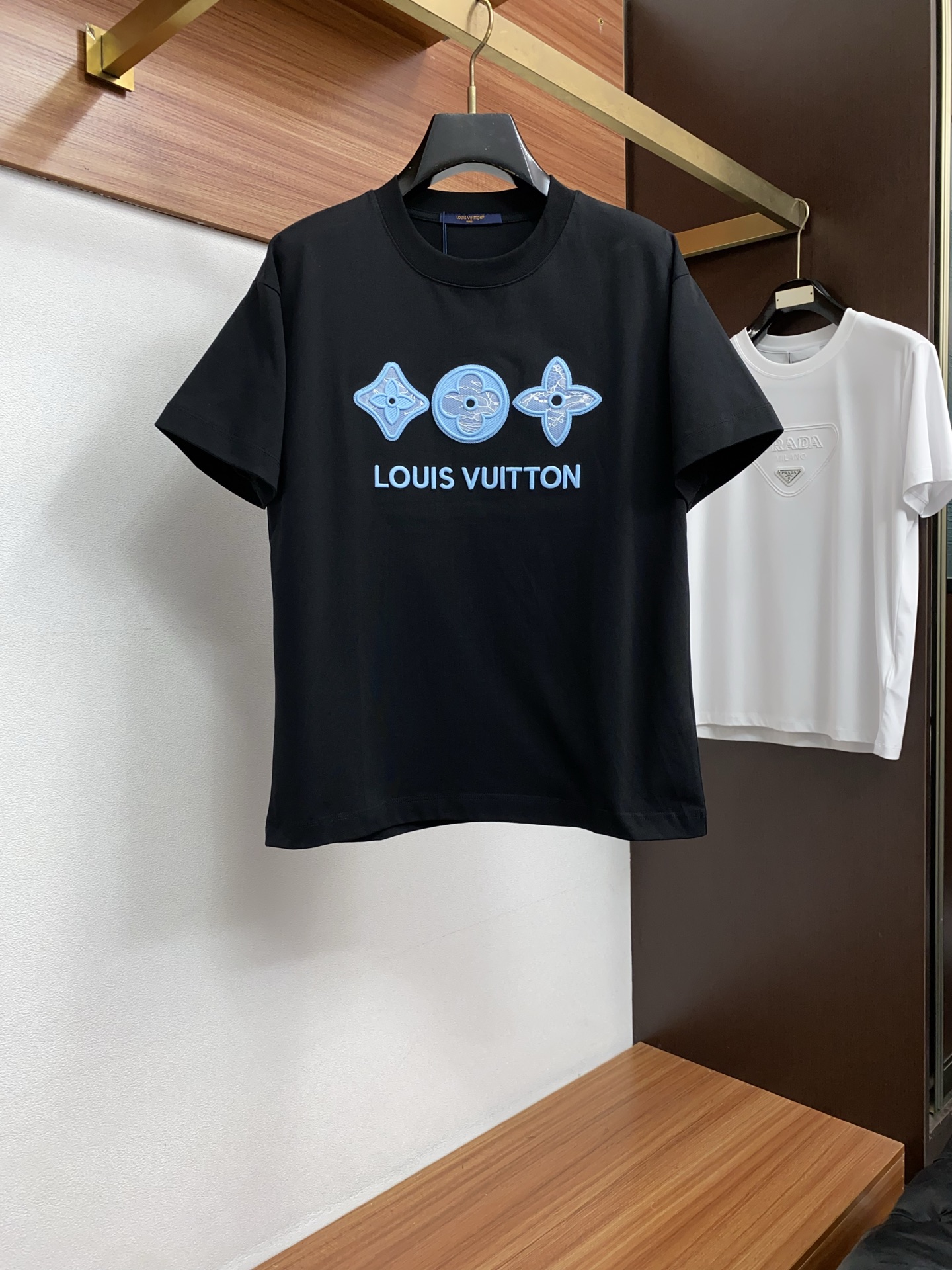 1v 路易威登 2026新款AW新品，时尚微阔短袖 专柜同步有售，定制长绒棉面料，工艺极度复杂，视觉相当