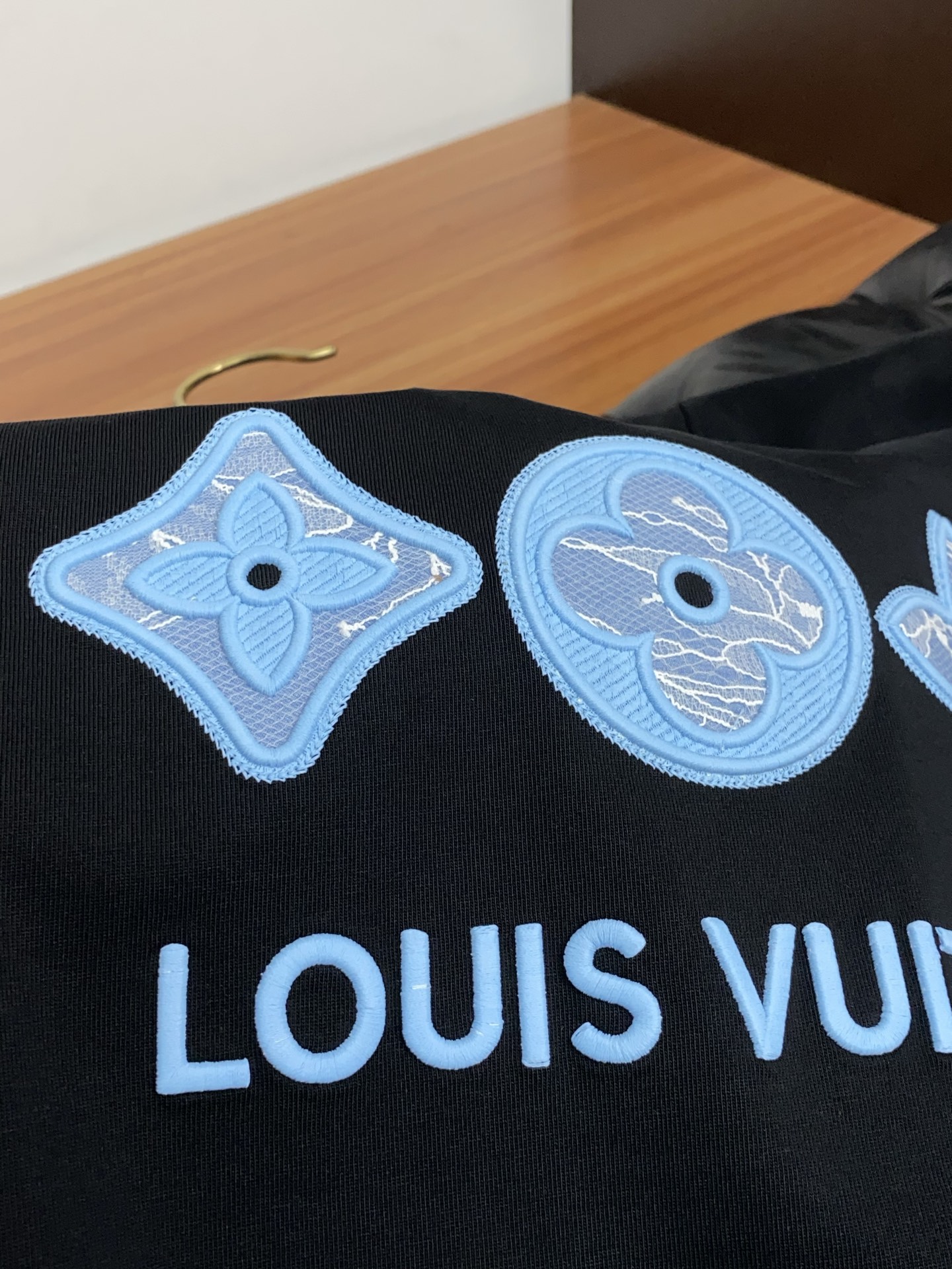 1v 路易威登 2026新款AW新品，时尚微阔短袖 专柜同步有售，定制长绒棉面料，工艺极度复杂，视觉相当