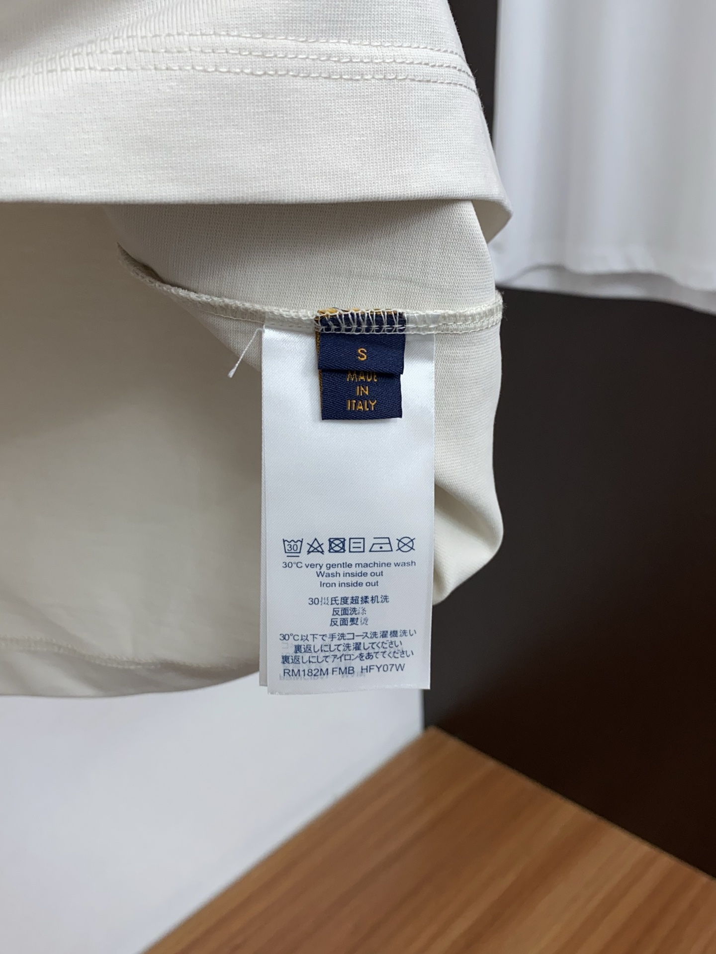 1v 路易威登 2026新款AW新品，时尚微阔短袖 专柜同步有售，定制长绒棉面料，工艺极度复杂，视觉相当