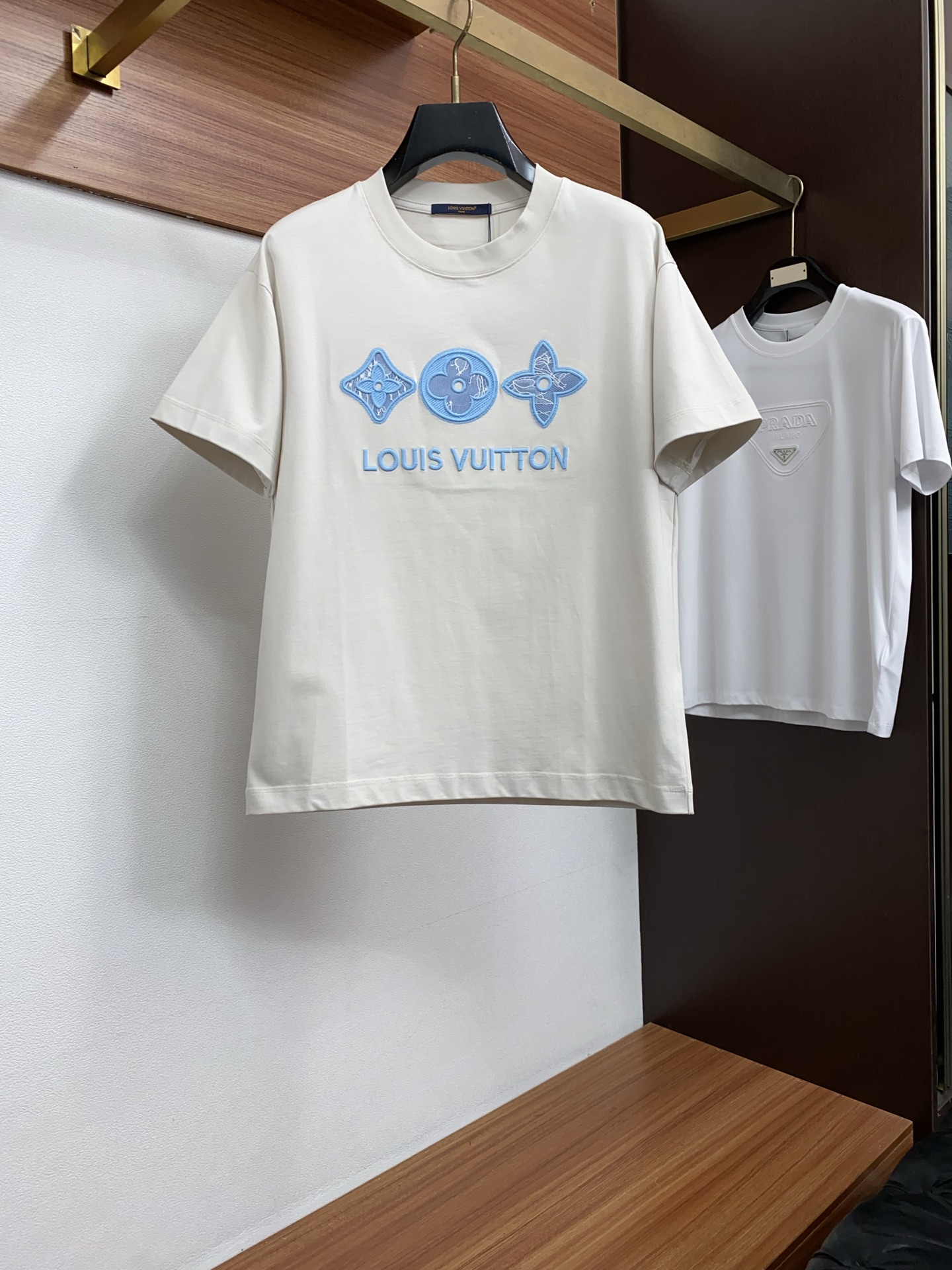 1v 路易威登 2026新款AW新品，时尚微阔短袖 专柜同步有售，定制长绒棉面料，工艺极度复杂，视觉相当