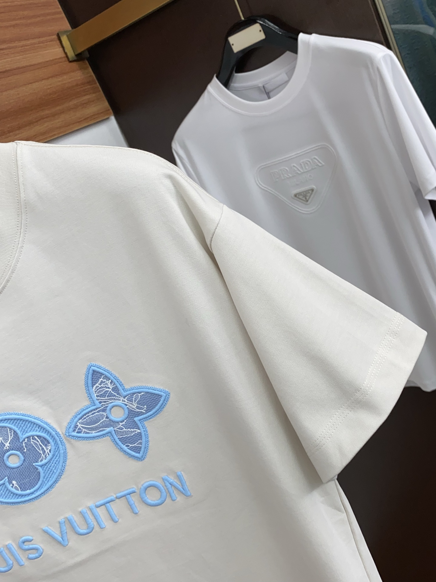 1v 路易威登 2026新款AW新品，时尚微阔短袖 专柜同步有售，定制长绒棉面料，工艺极度复杂，视觉相当