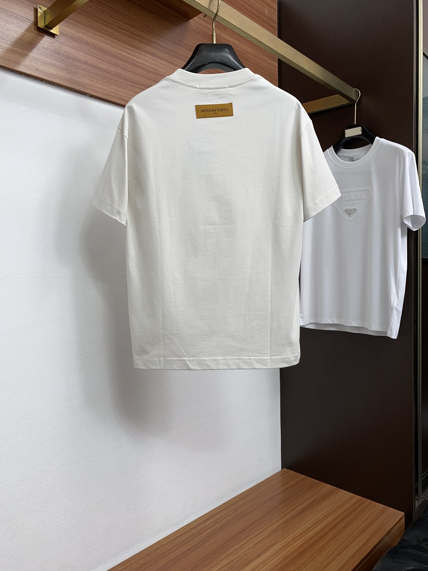 1v 路易威登 2026新款AW新品，时尚微阔短袖 专柜同步有售，定制长绒棉面料，工艺极度复杂，视觉相当