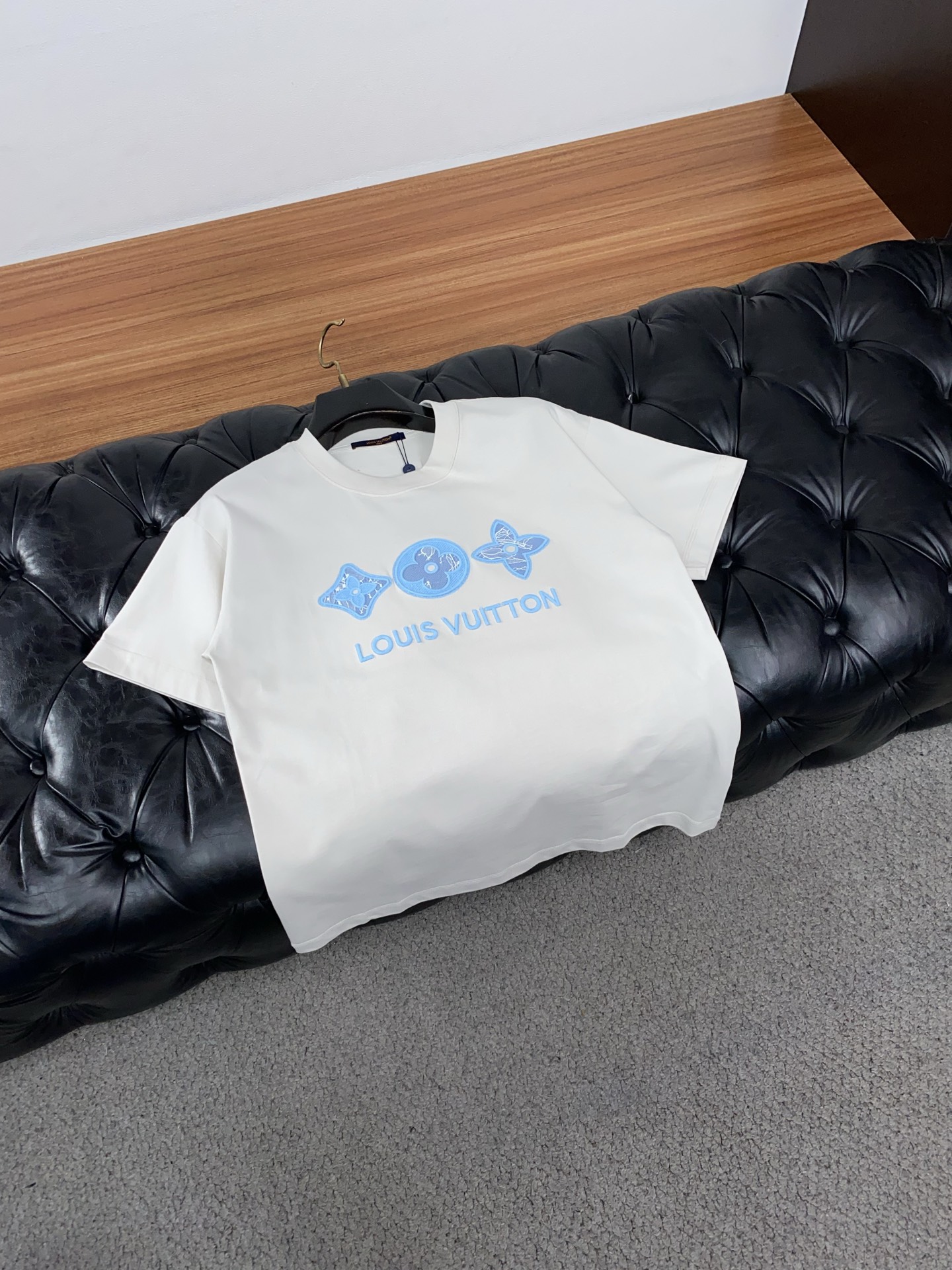 1v 路易威登 2026新款AW新品，时尚微阔短袖 专柜同步有售，定制长绒棉面料，工艺极度复杂，视觉相当