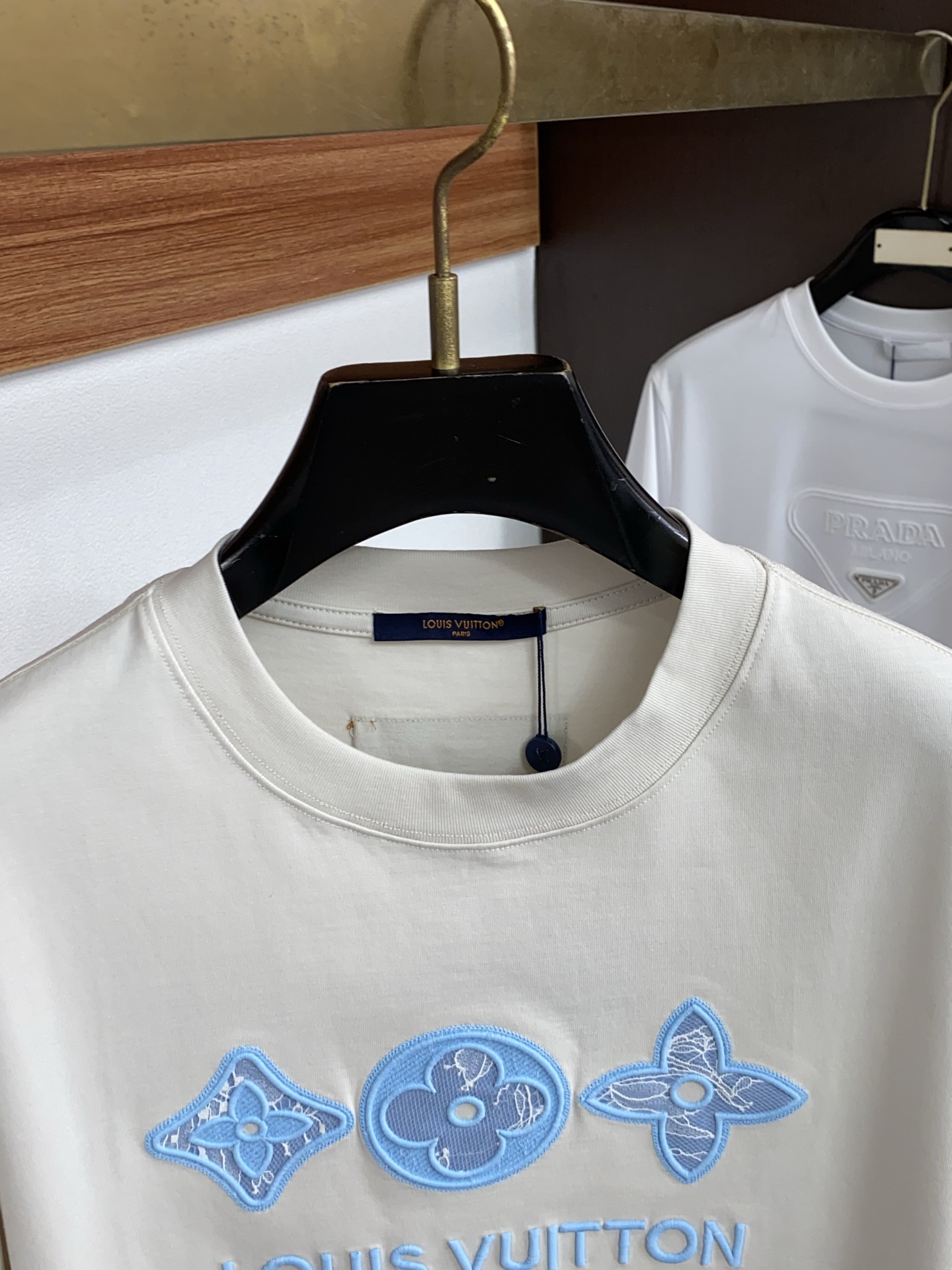 1v 路易威登 2026新款AW新品，时尚微阔短袖 专柜同步有售，定制长绒棉面料，工艺极度复杂，视觉相当