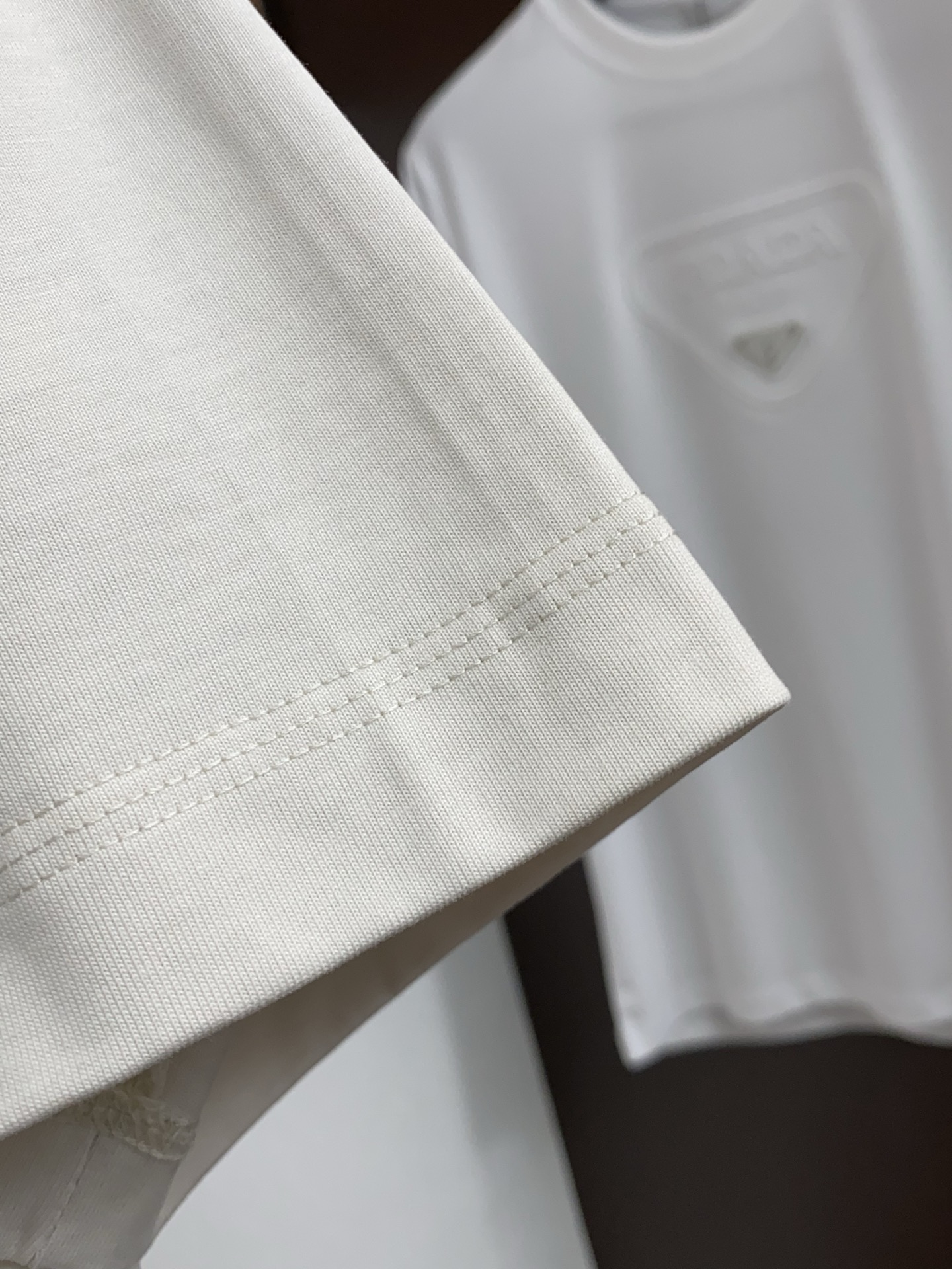 1v 路易威登 2026新款AW新品，时尚微阔短袖 专柜同步有售，定制长绒棉面料，工艺极度复杂，视觉相当