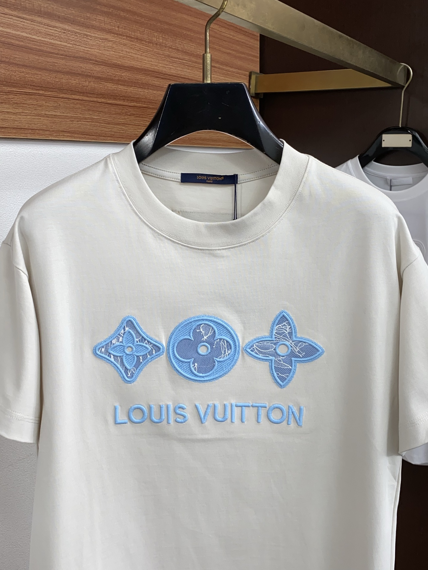 1v 路易威登 2026新款AW新品，时尚微阔短袖 专柜同步有售，定制长绒棉面料，工艺极度复杂，视觉相当