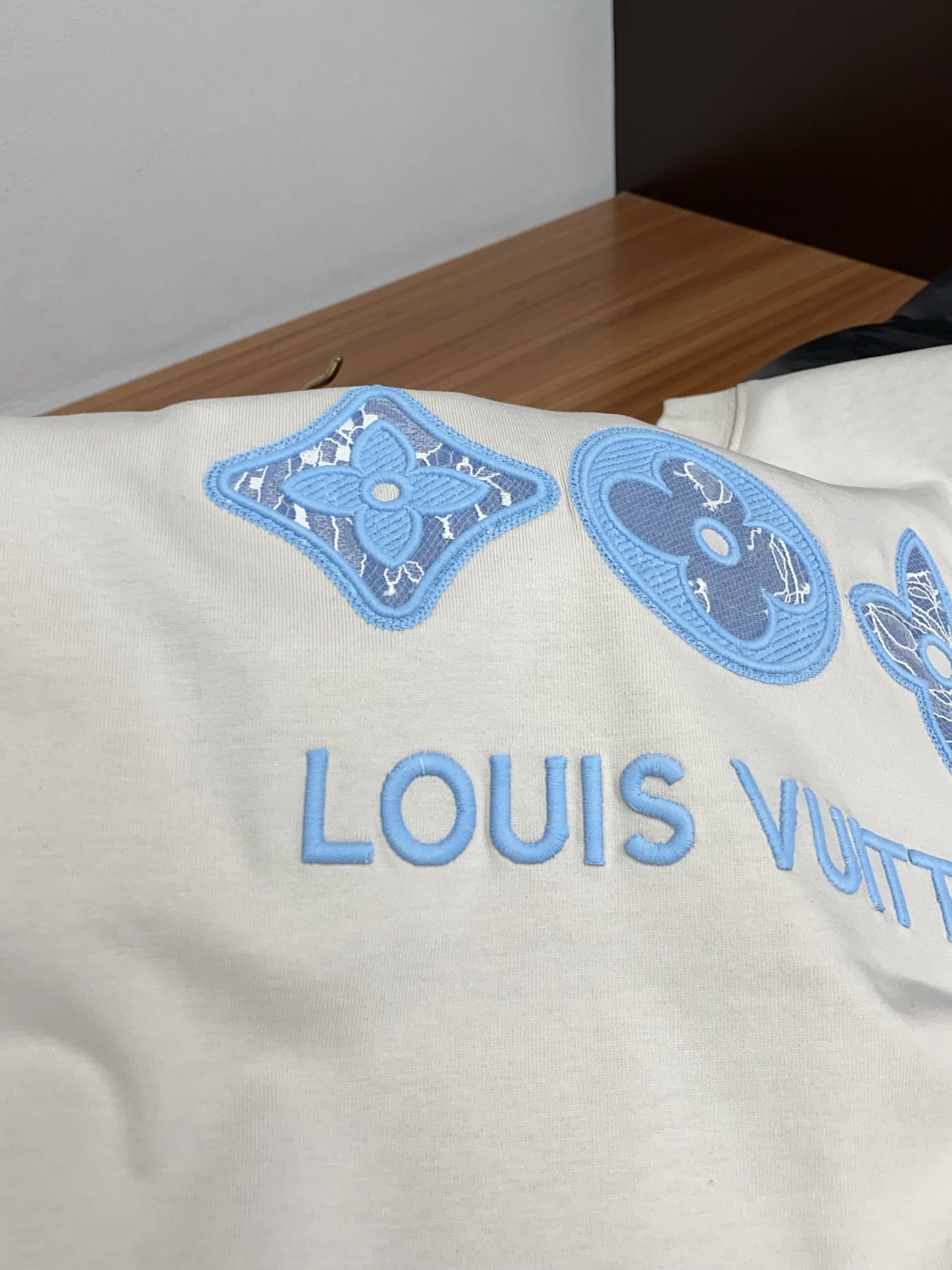 1v 路易威登 2026新款AW新品，时尚微阔短袖 专柜同步有售，定制长绒棉面料，工艺极度复杂，视觉相当