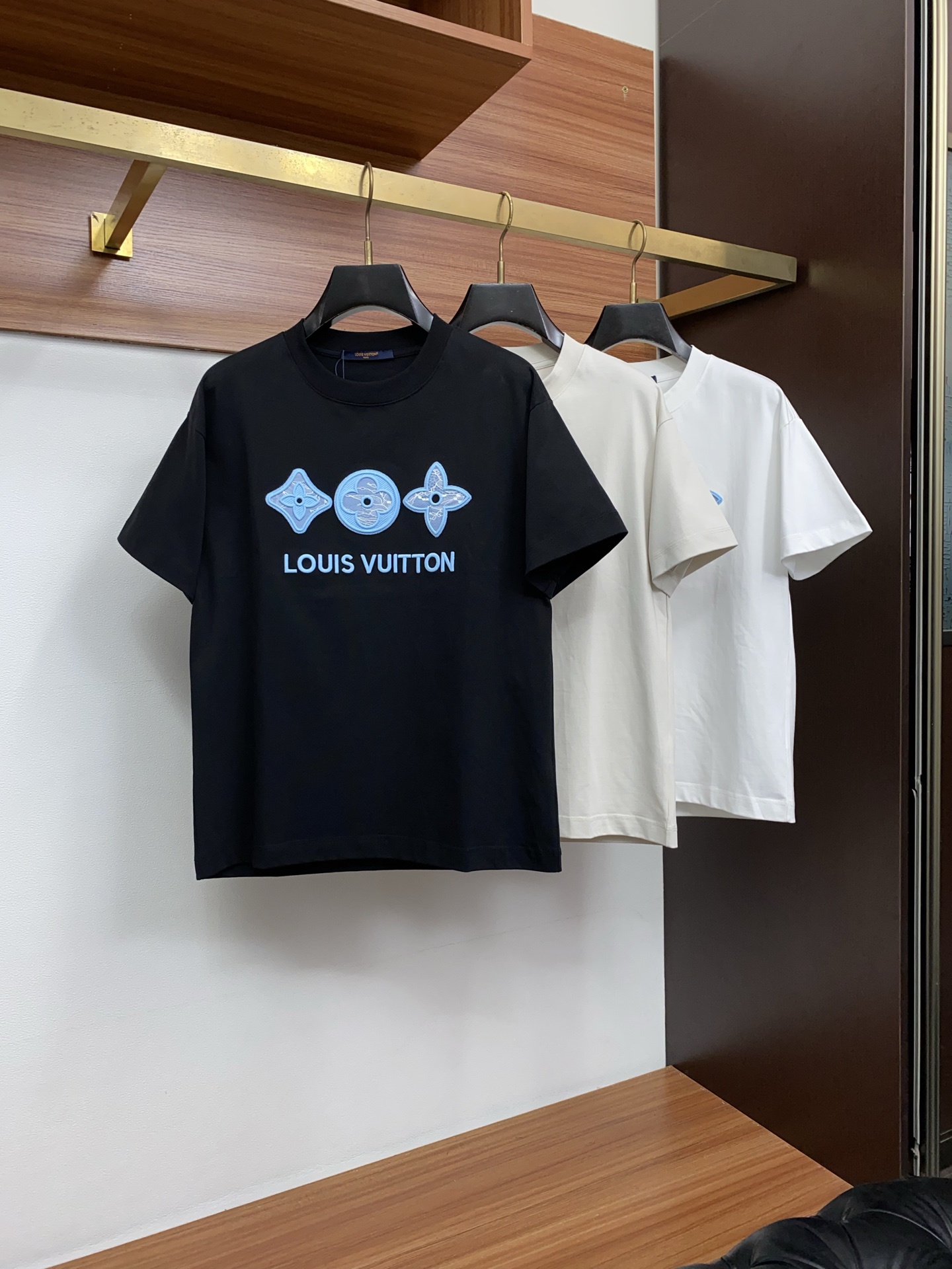 1v 路易威登 2026新款AW新品，时尚微阔短袖 专柜同步有售，定制长绒棉面料，工艺极度复杂，视觉相当