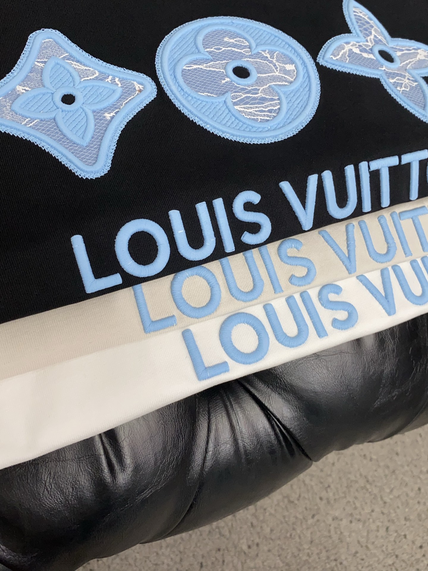 1v 路易威登 2026新款AW新品，时尚微阔短袖 专柜同步有售，定制长绒棉面料，工艺极度复杂，视觉相当