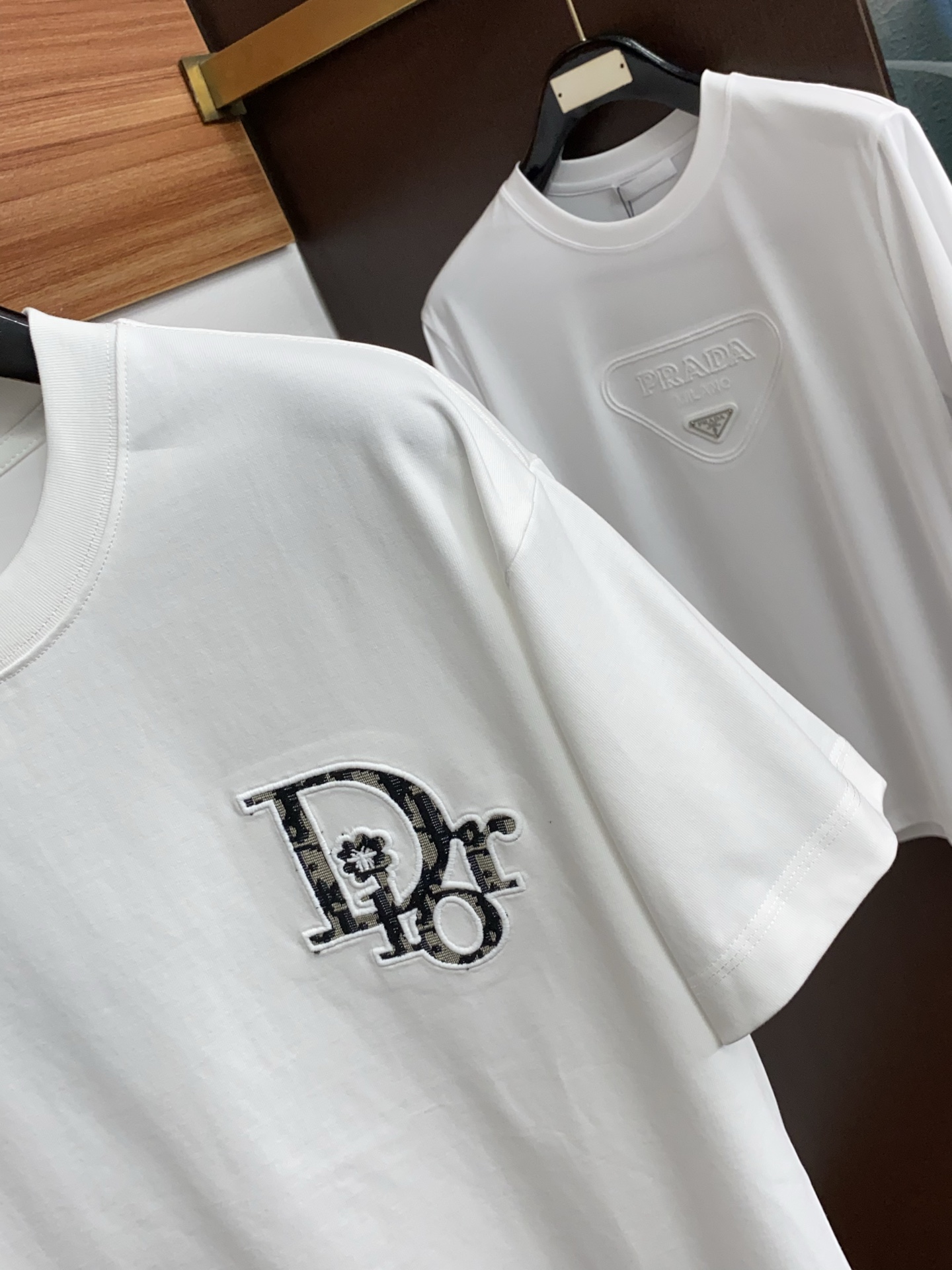 迪奥 2026新款AW新品，时尚微阔短袖 专柜同步有售，定制长绒棉面料，工艺极度复杂，视觉相当雅致时髦，