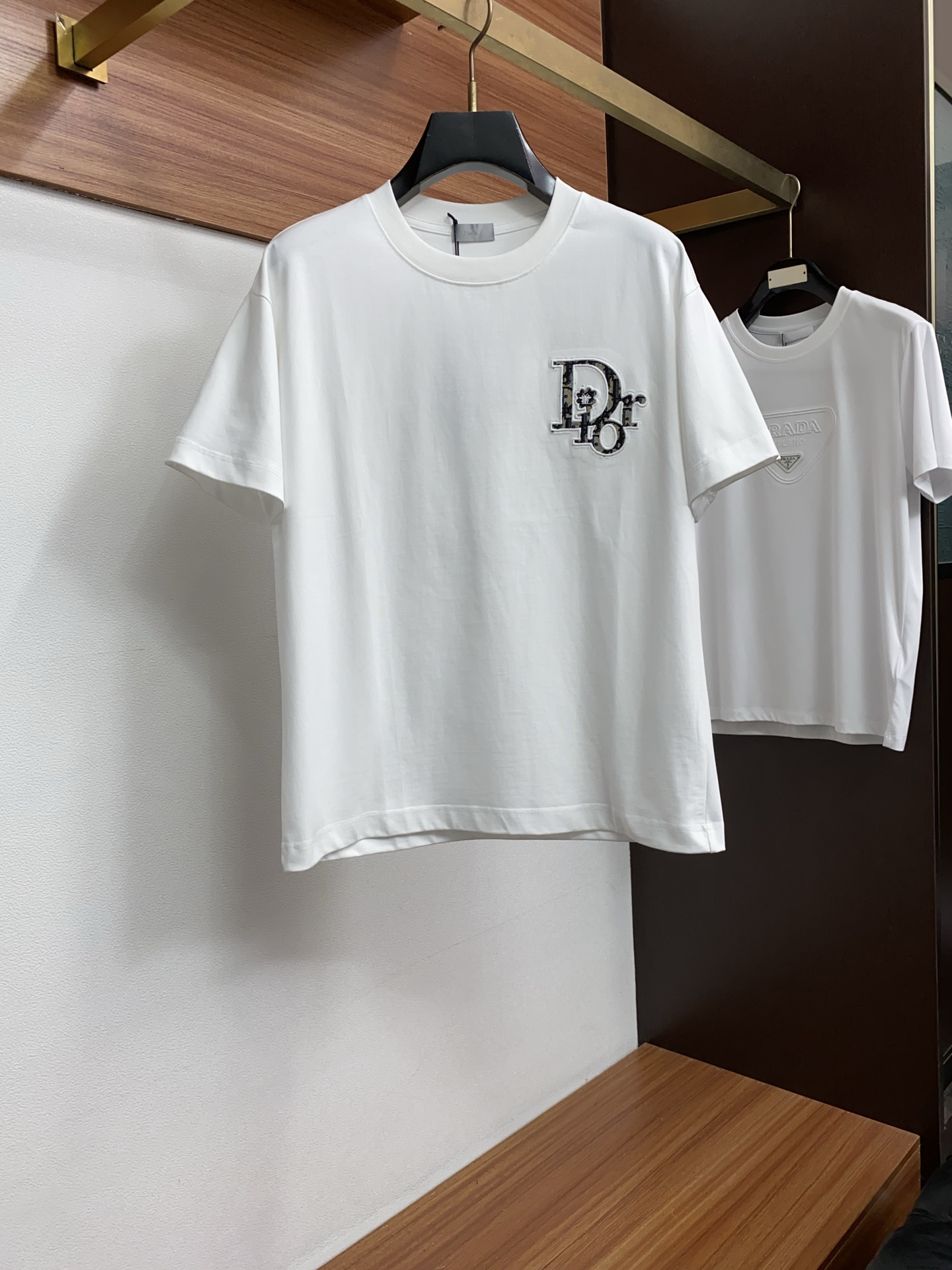 迪奥 2026新款AW新品，时尚微阔短袖 专柜同步有售，定制长绒棉面料，工艺极度复杂，视觉相当雅致时髦，