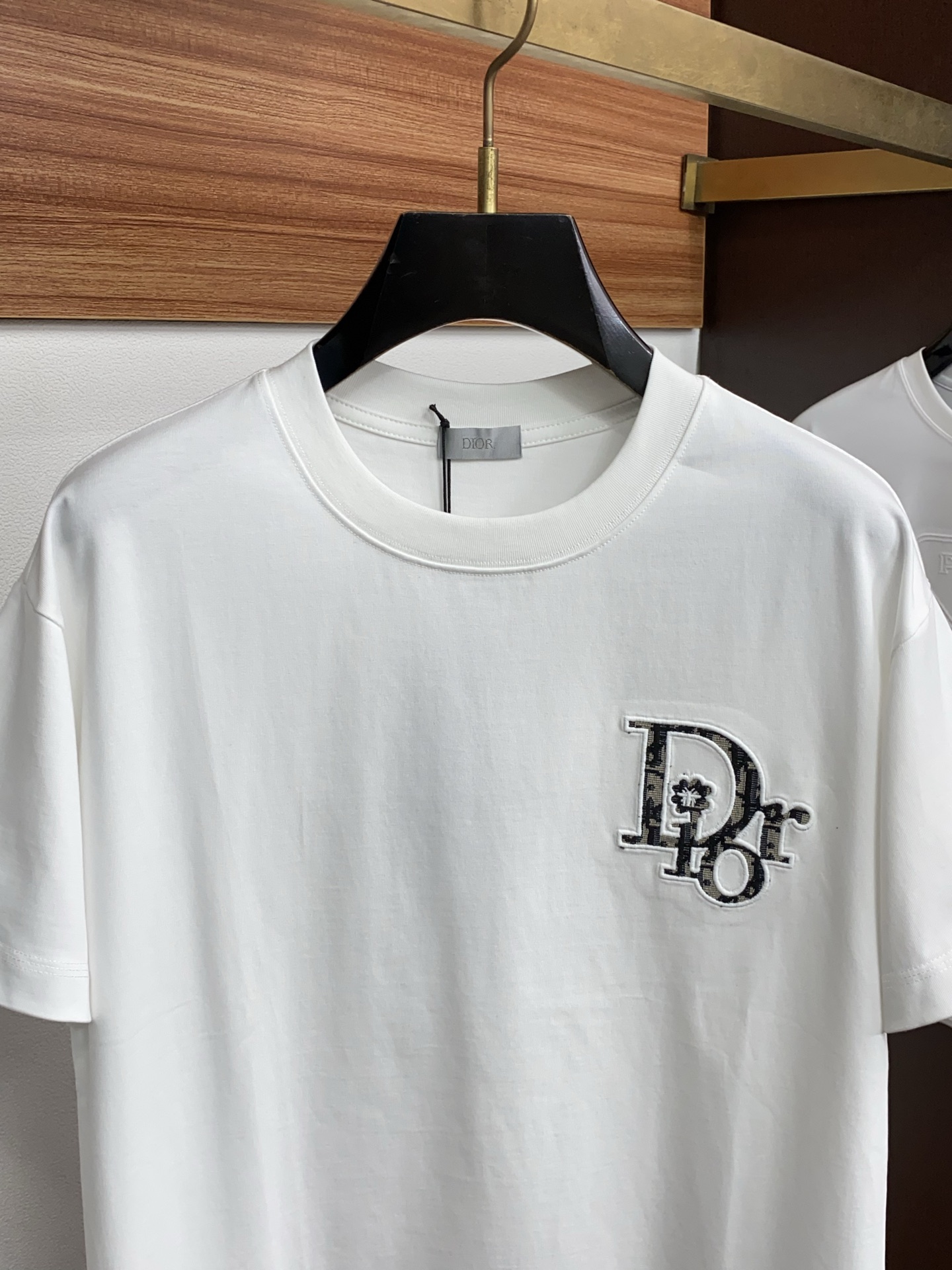 迪奥 2026新款AW新品，时尚微阔短袖 专柜同步有售，定制长绒棉面料，工艺极度复杂，视觉相当雅致时髦，