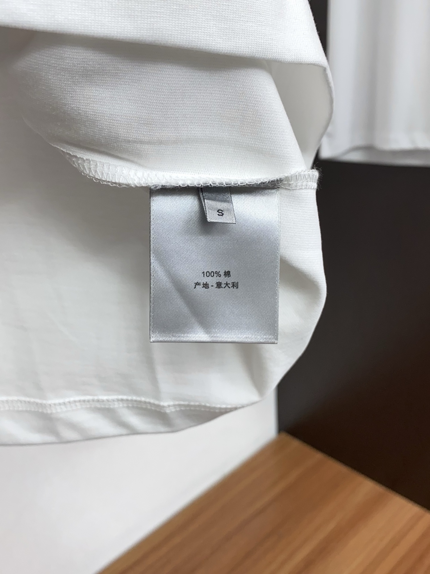 迪奥 2026新款AW新品，时尚微阔短袖 专柜同步有售，定制长绒棉面料，工艺极度复杂，视觉相当雅致时髦，