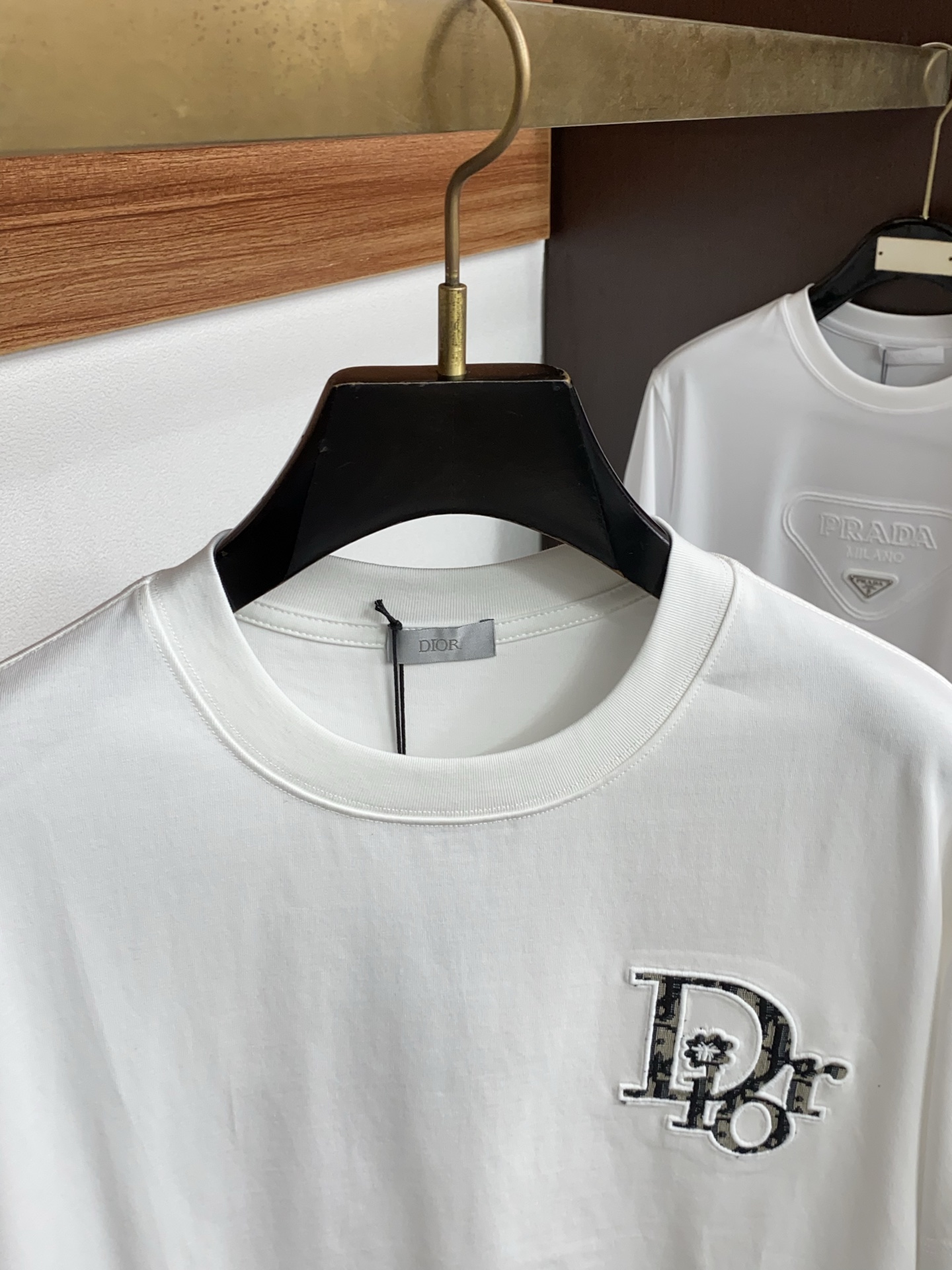 迪奥 2026新款AW新品，时尚微阔短袖 专柜同步有售，定制长绒棉面料，工艺极度复杂，视觉相当雅致时髦，